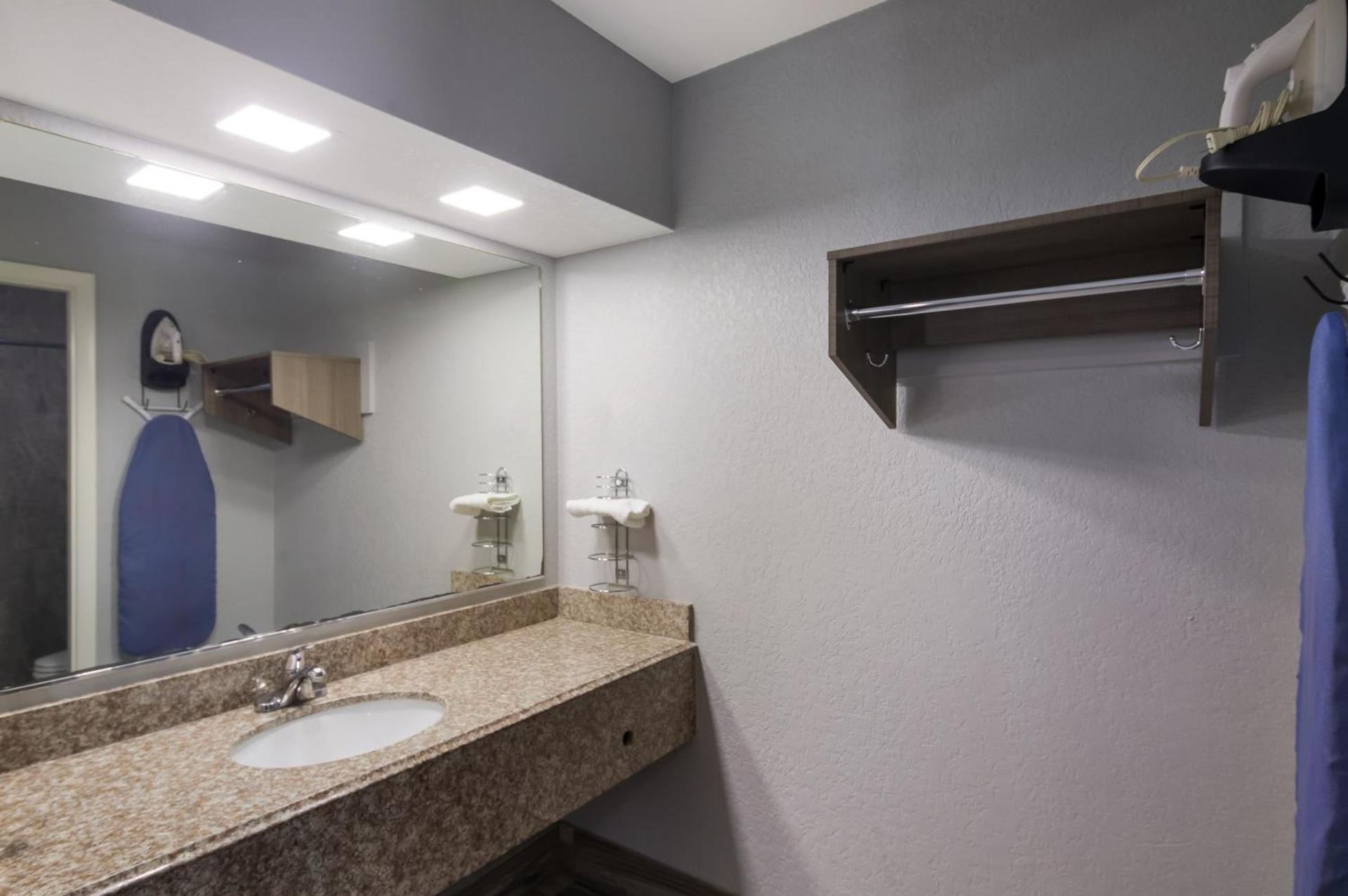 Americas Best Value Inn Buda photo 3
