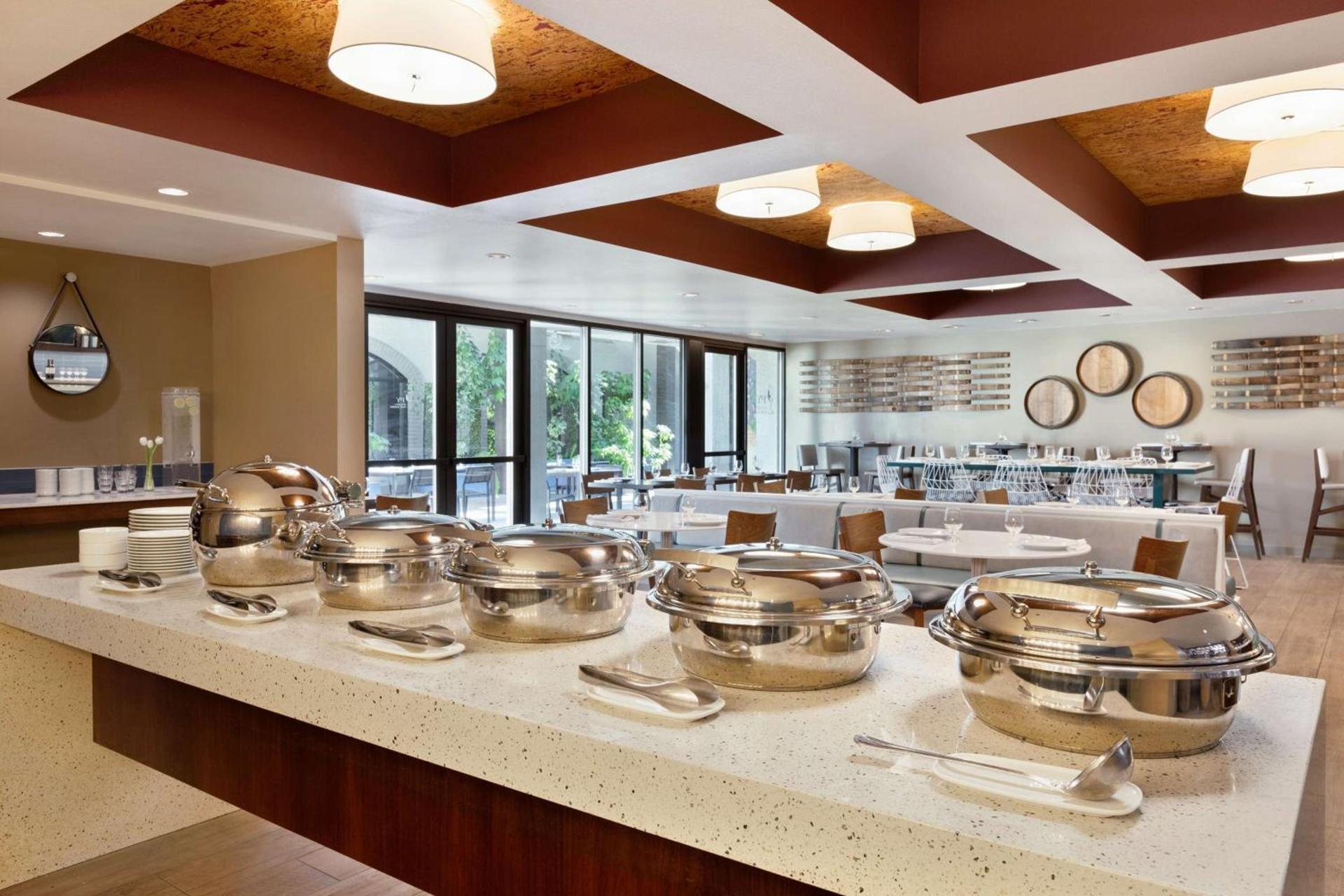 DoubleTree by Hilton Campbell - Pruneyard Plaza photo 10