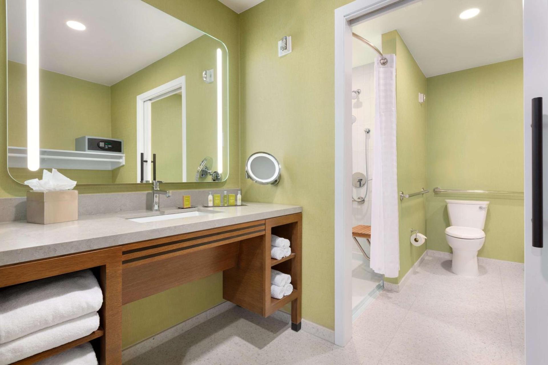 DoubleTree by Hilton Campbell - Pruneyard Plaza photo 21