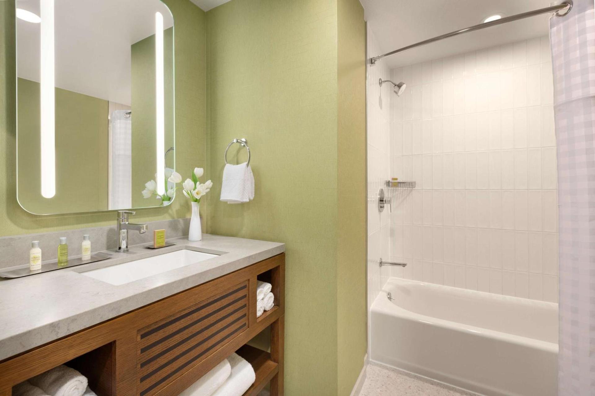 DoubleTree by Hilton Campbell - Pruneyard Plaza photo 25