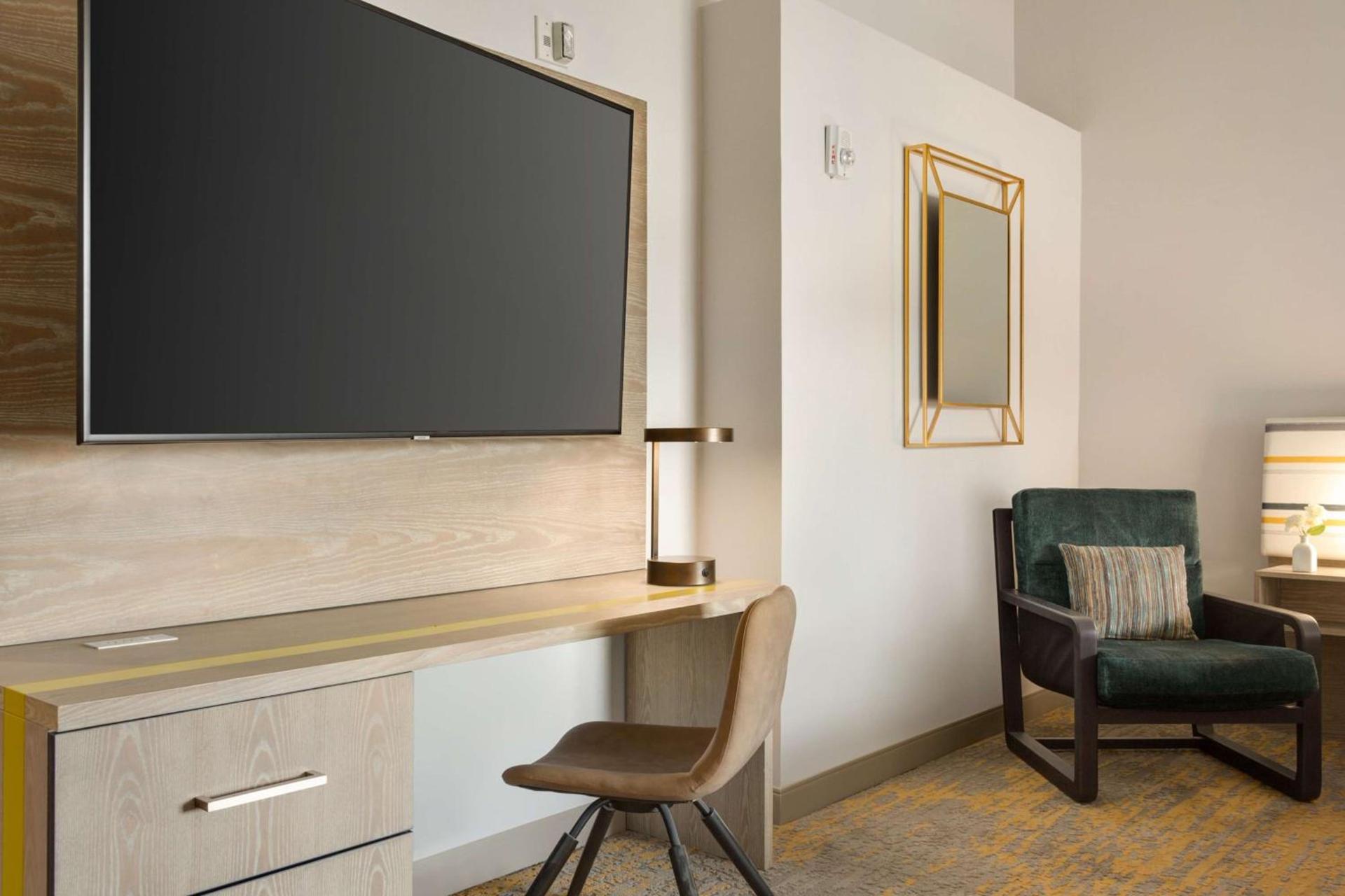 DoubleTree by Hilton Campbell - Pruneyard Plaza photo 28