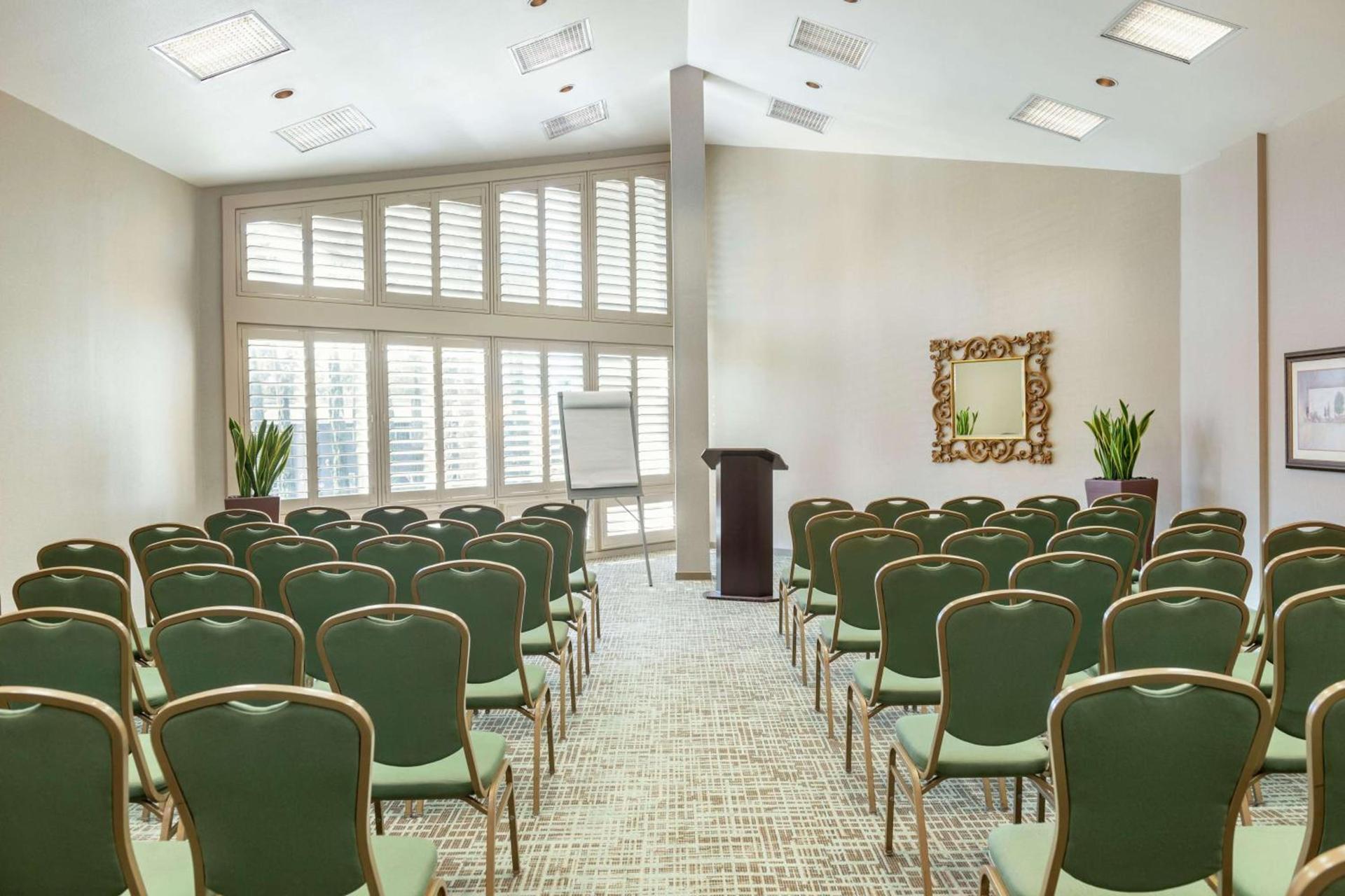 DoubleTree by Hilton Campbell - Pruneyard Plaza photo 42