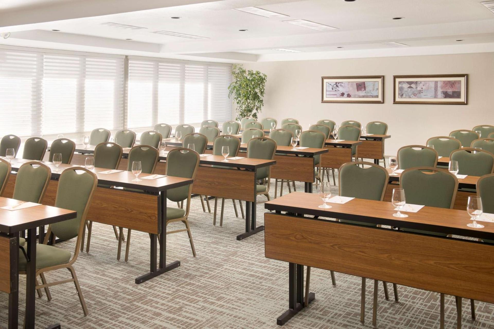 DoubleTree by Hilton Campbell - Pruneyard Plaza photo 43