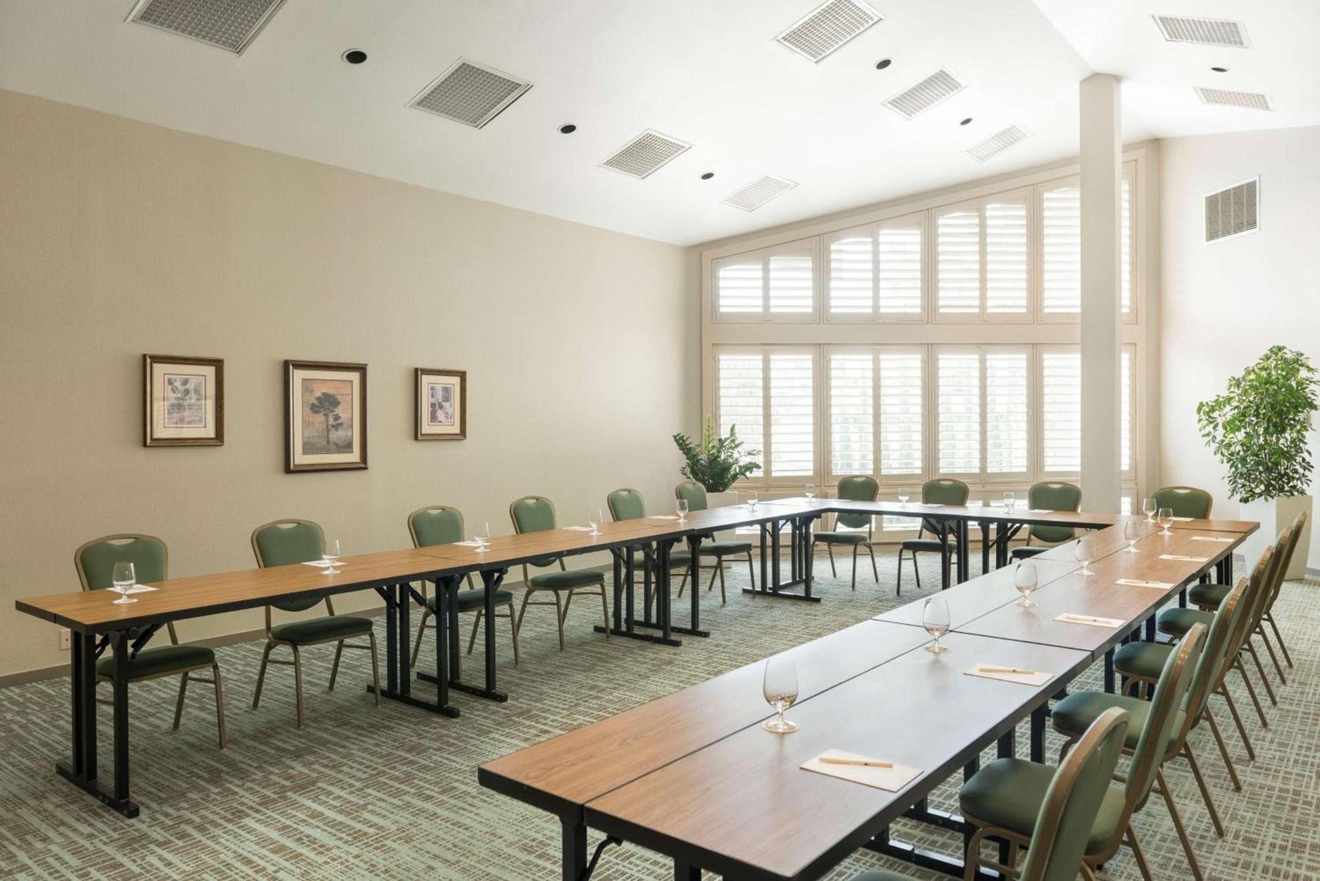 DoubleTree by Hilton Campbell - Pruneyard Plaza photo 44