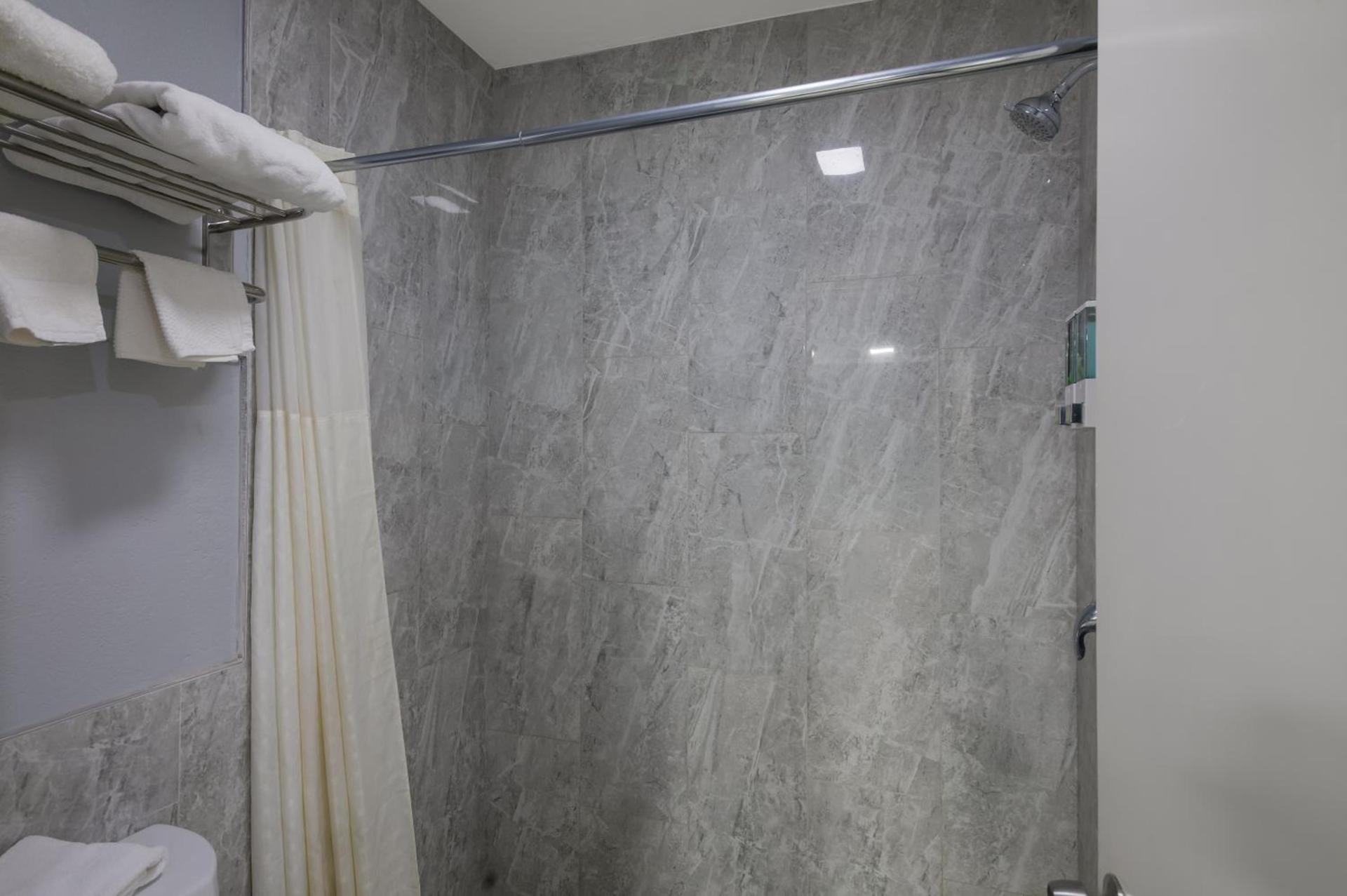 Americas Best Value Inn Buda photo 10