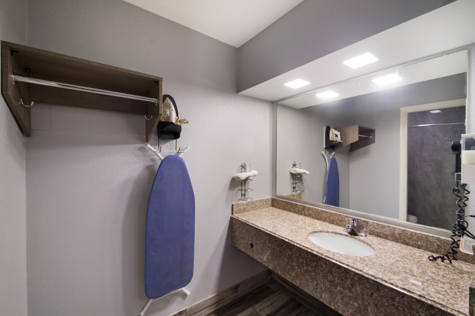 Americas Best Value Inn Buda photo 15