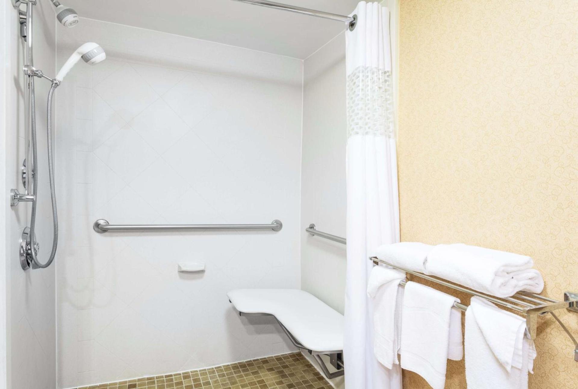 Hampton Inn Somerset photo 16