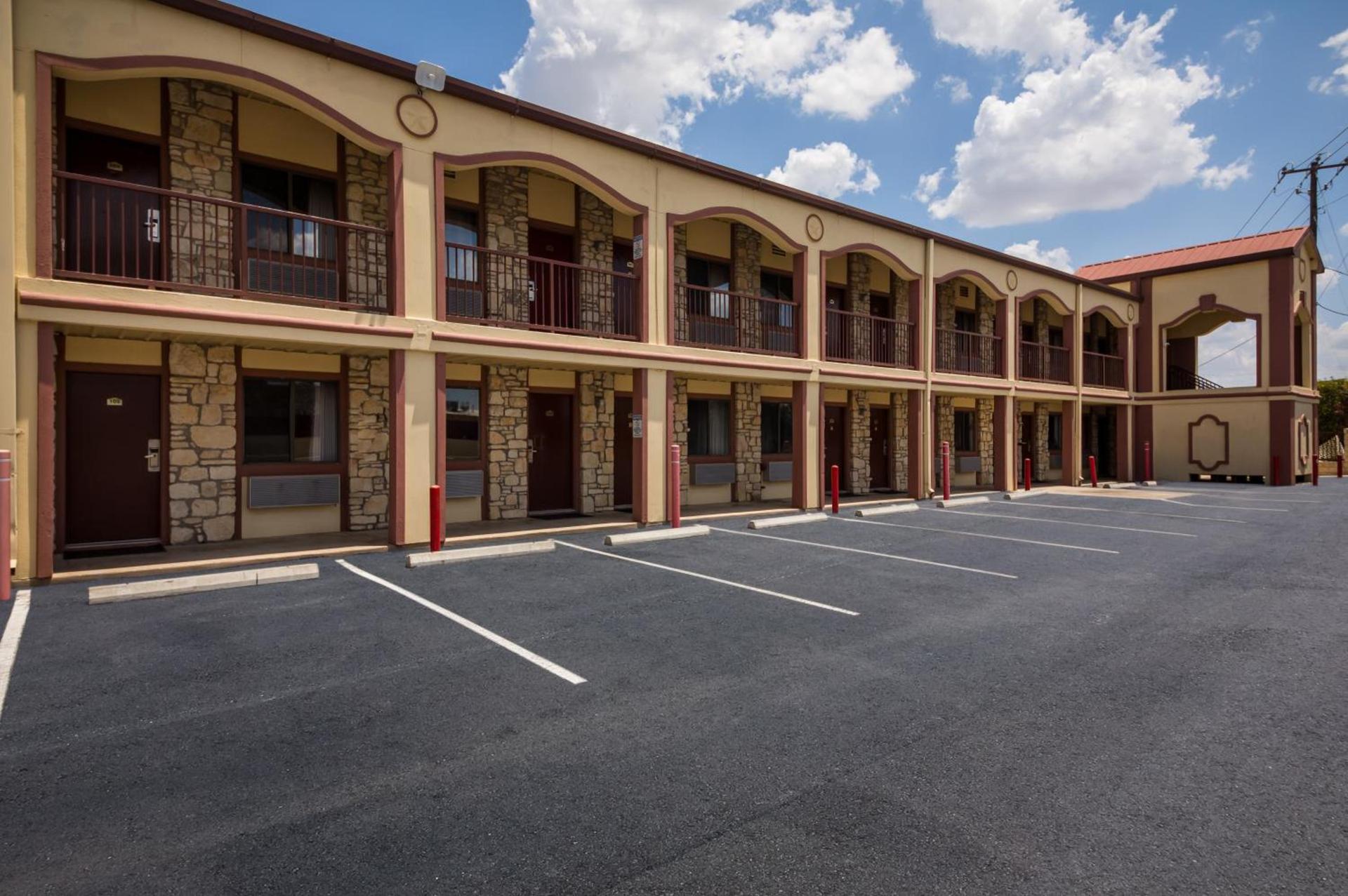 Americas Best Value Inn Buda photo 21