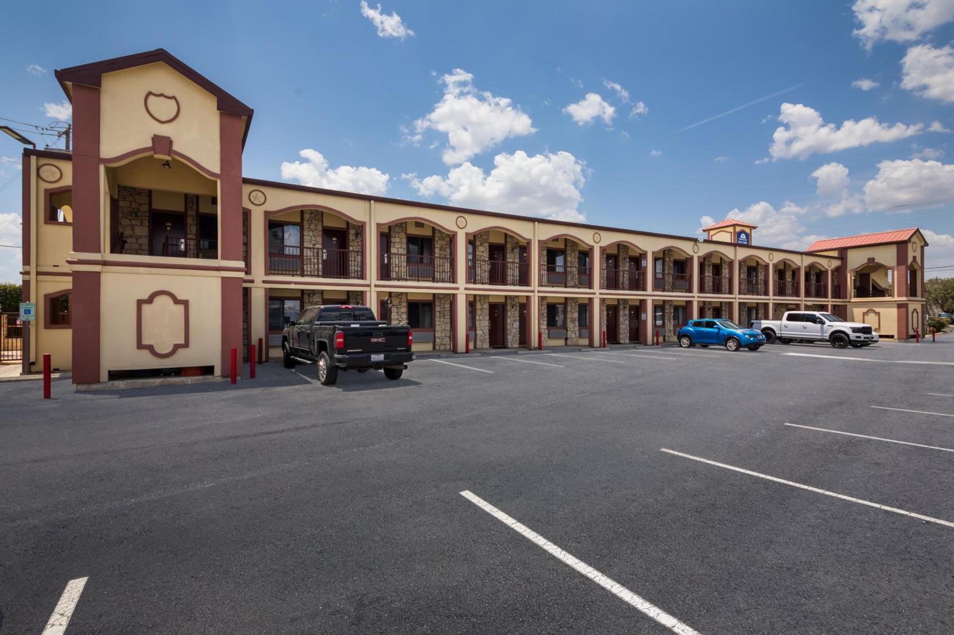 Americas Best Value Inn Buda photo 19