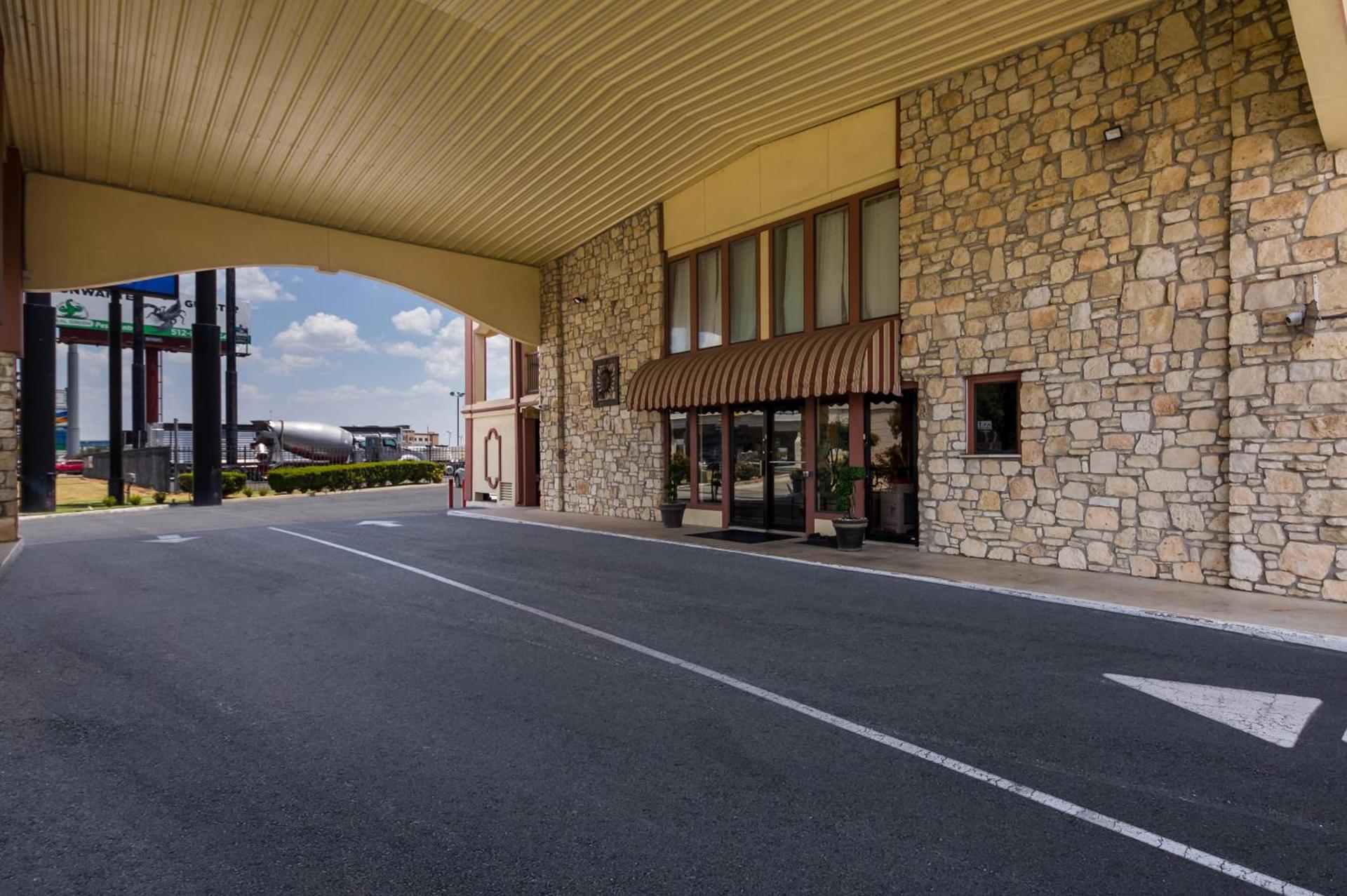 Americas Best Value Inn Buda photo 23