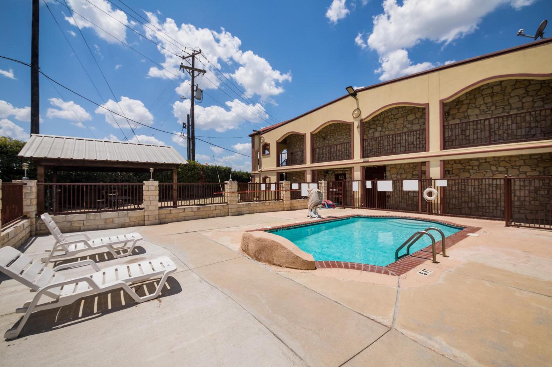 Americas Best Value Inn Buda photo 27