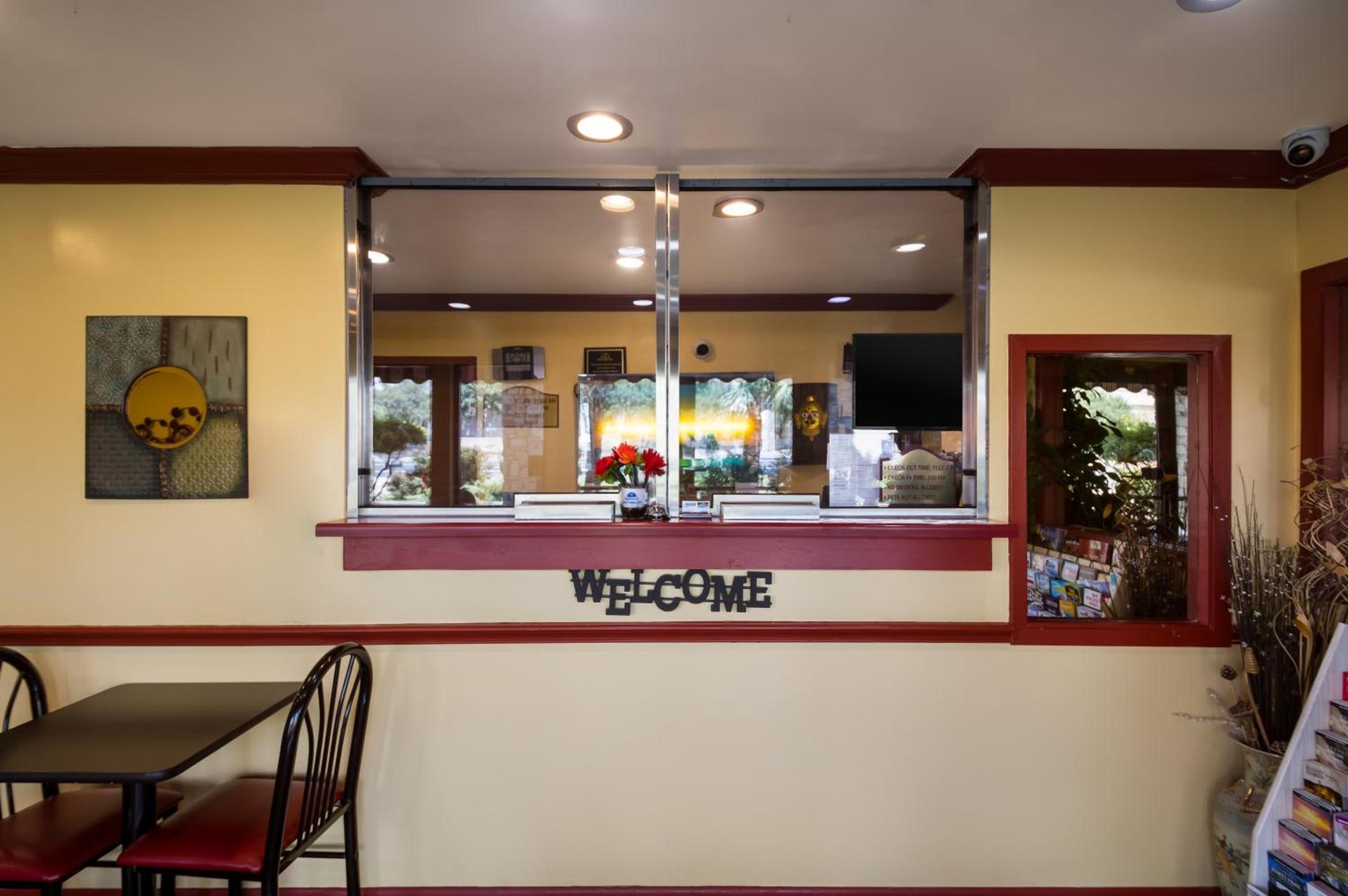 Americas Best Value Inn Buda photo 26