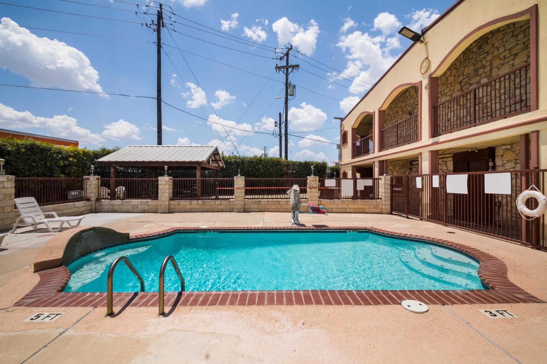 Americas Best Value Inn Buda photo 28