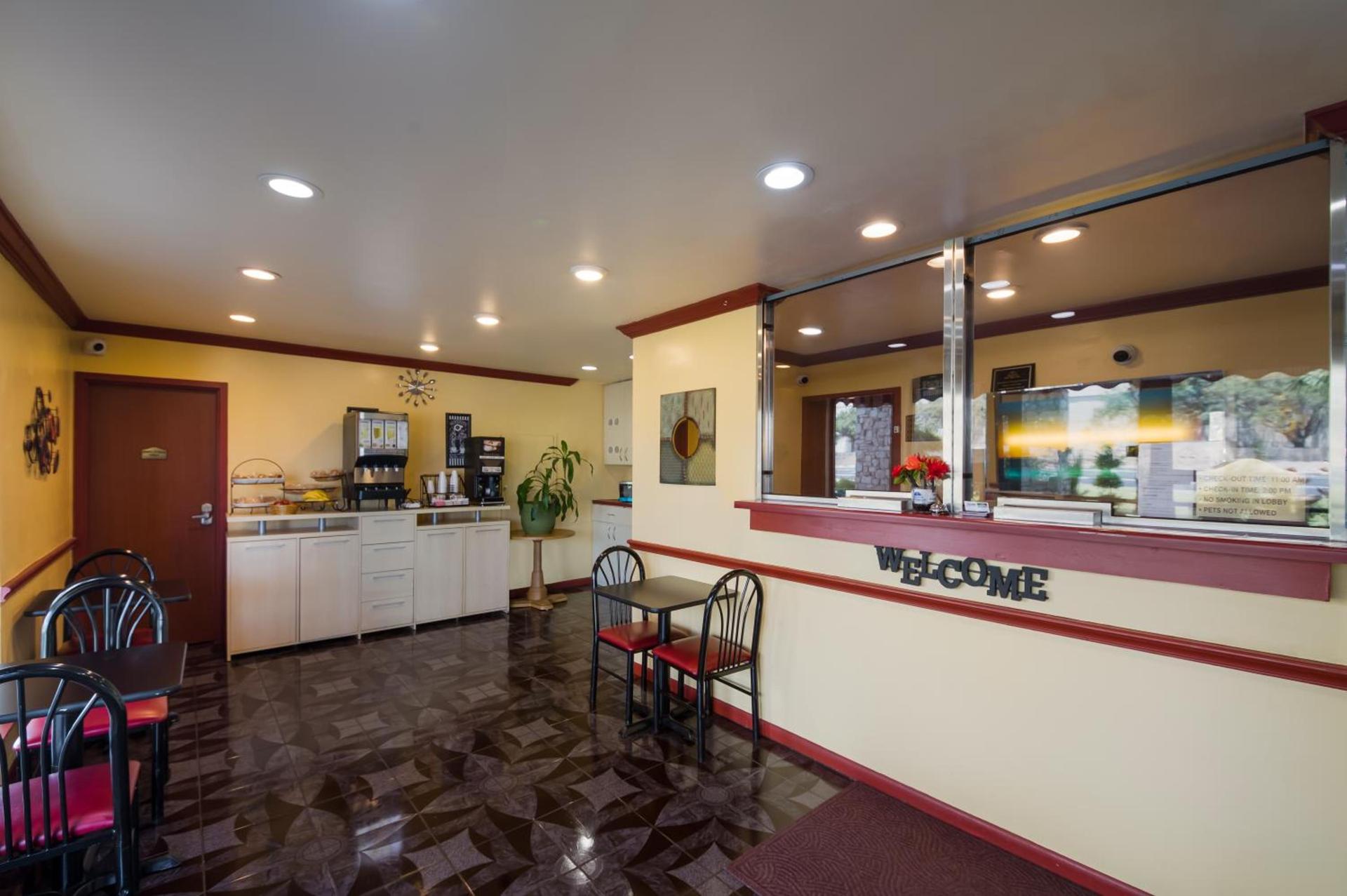 Americas Best Value Inn Buda photo 30