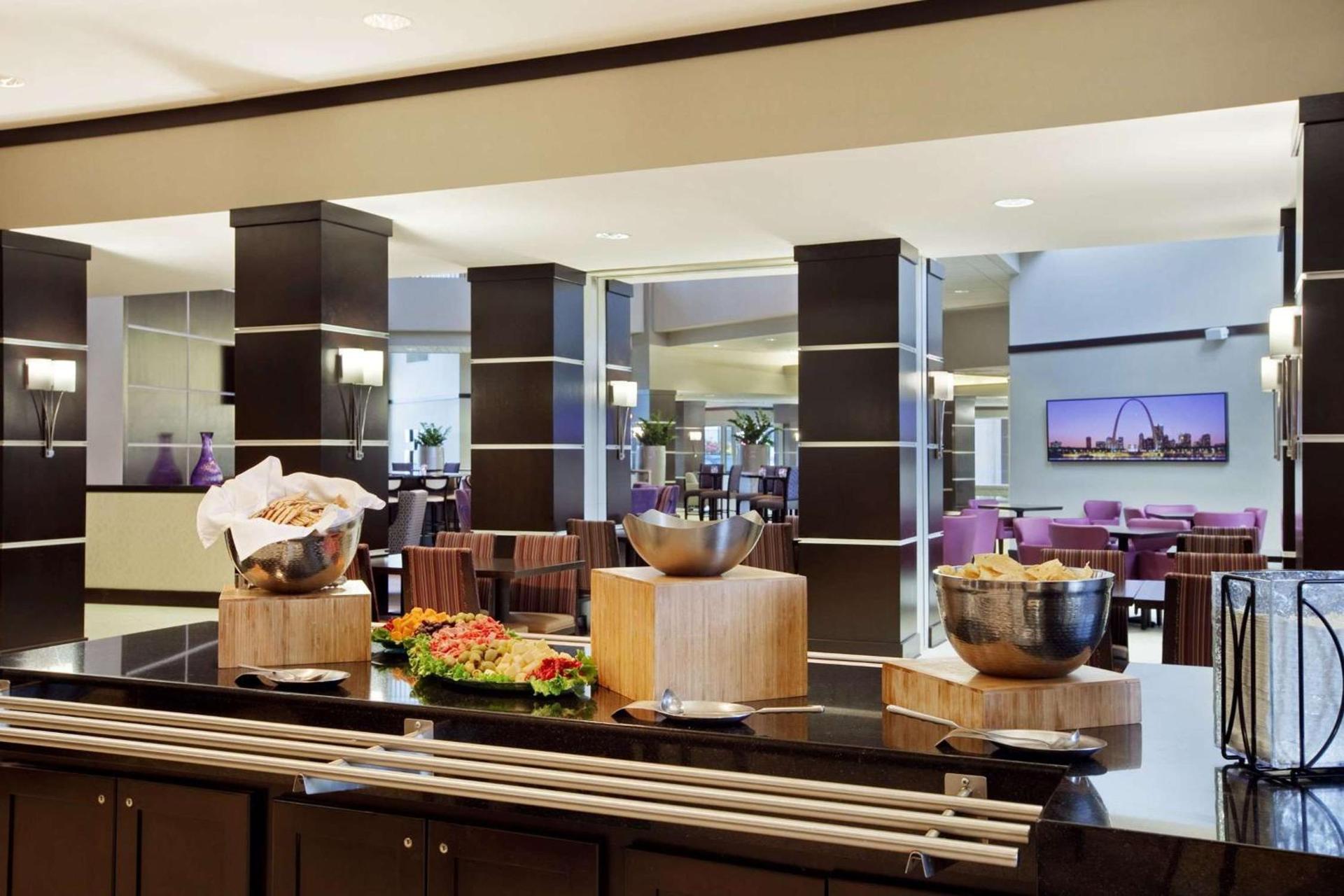 Embassy Suites by Hilton St Louis Airport photo 6