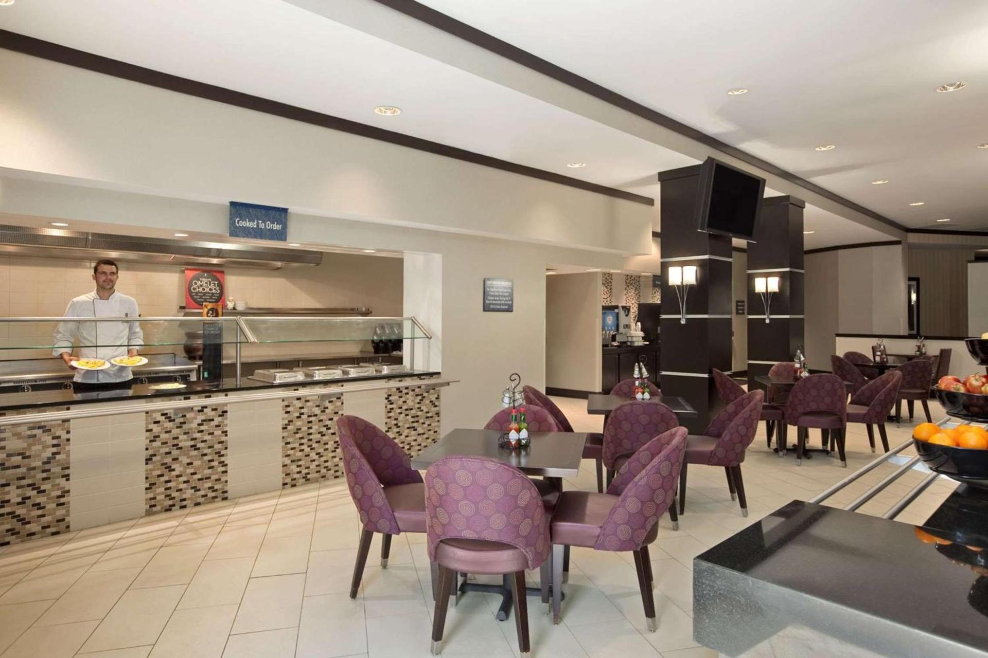 Embassy Suites by Hilton St Louis Airport photo 7
