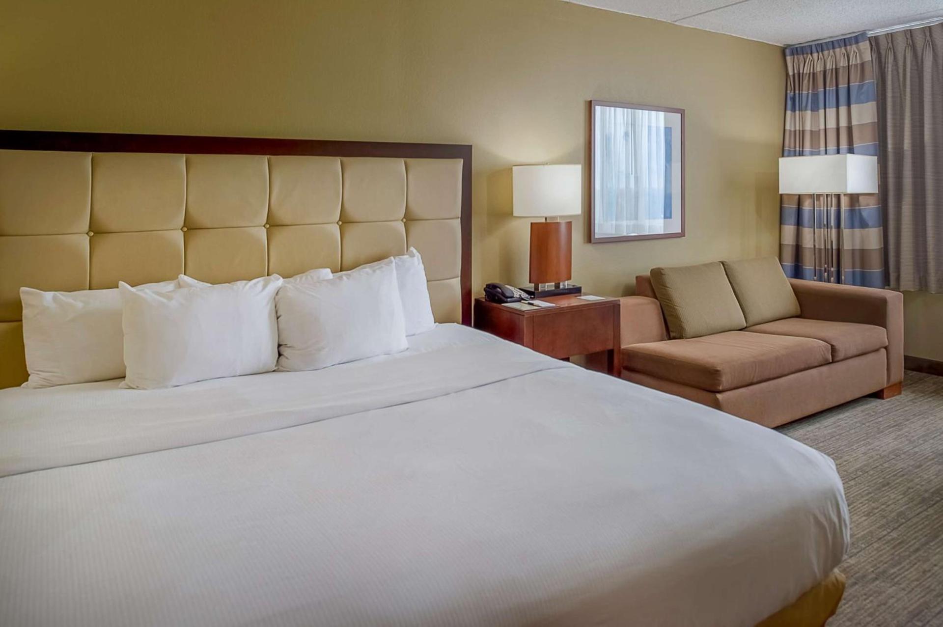 DoubleTree by Hilton St. Louis at Westport photo 11