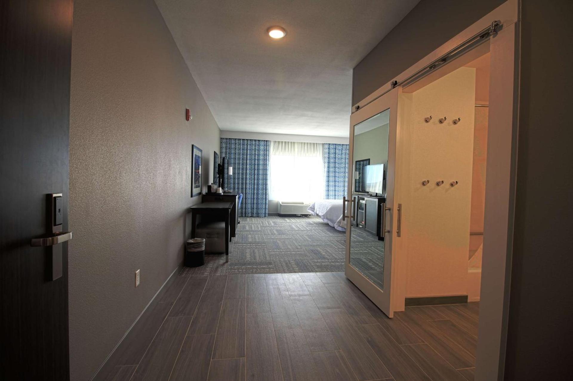 Hampton Inn West Plains photo 24