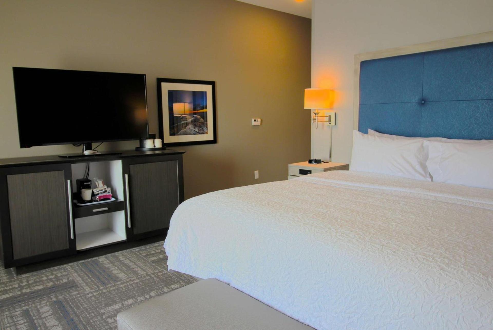 Hampton Inn West Plains photo 26