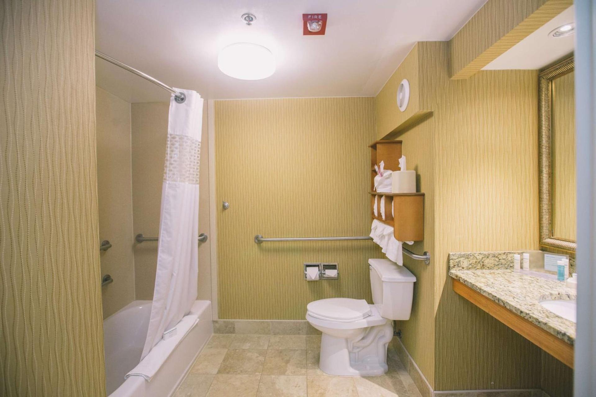 Hampton Inn Tallahassee-Central photo 17