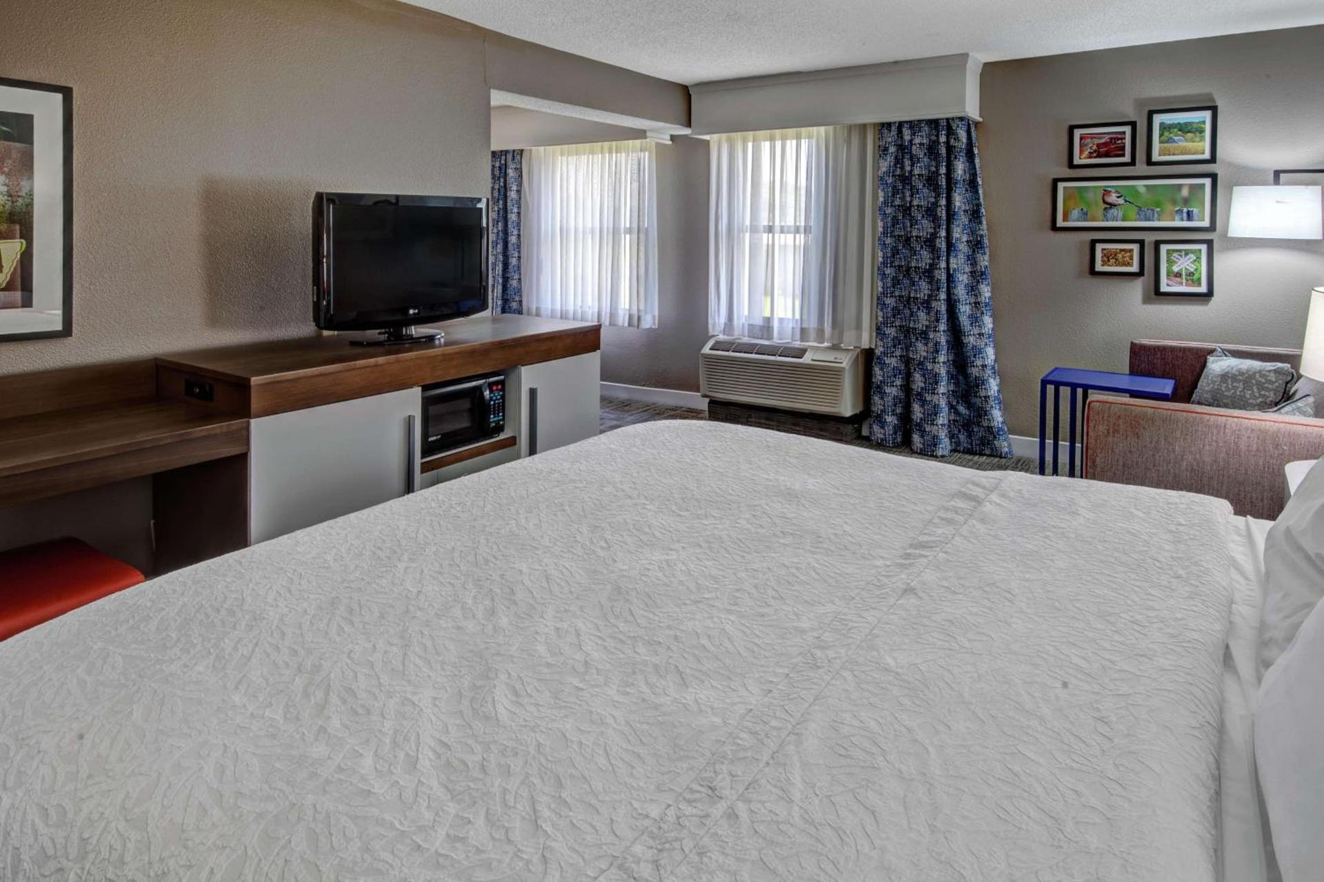 Hampton Inn Tullahoma photo 26