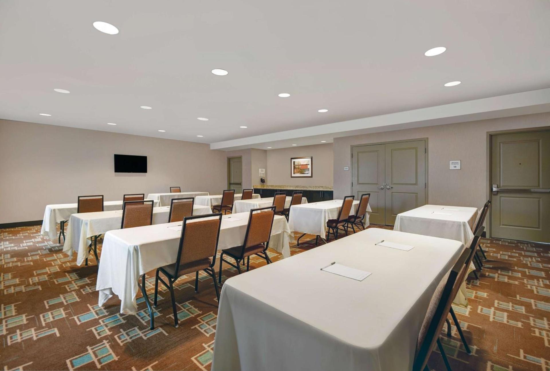 Hampton Inn and Suites Robbinsville photo 38