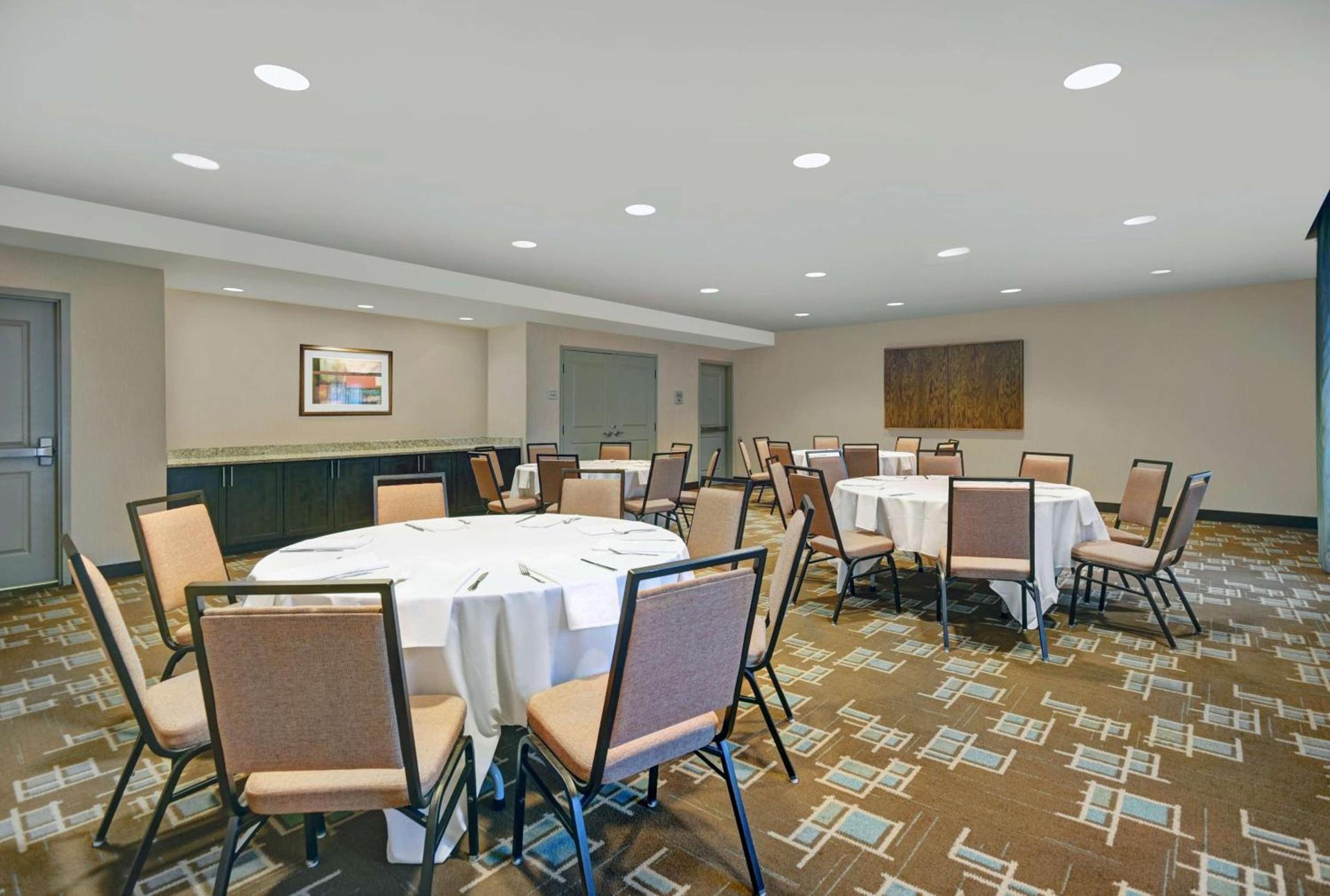 Hampton Inn and Suites Robbinsville photo 41