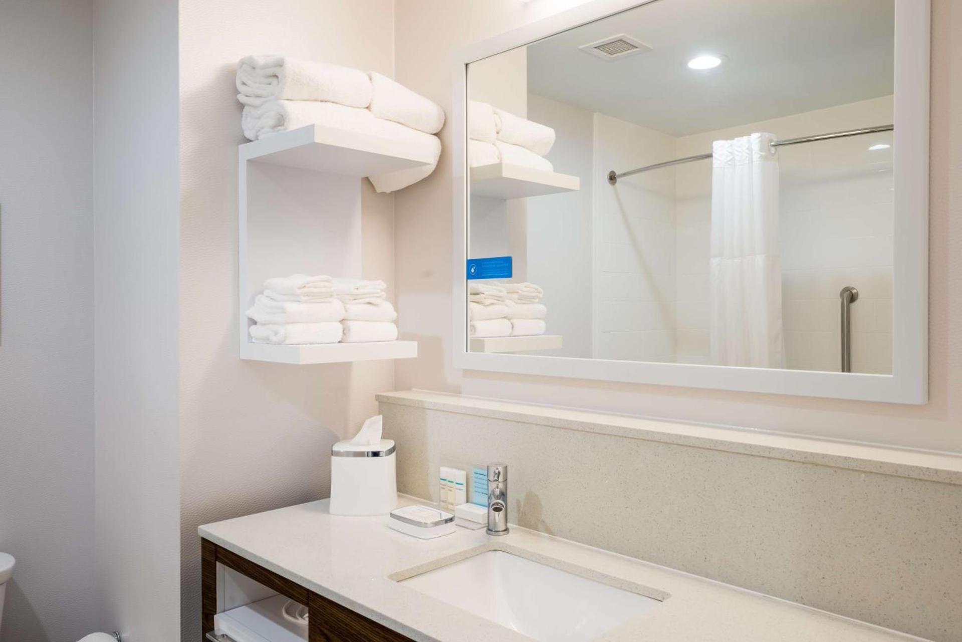 Hampton Inn Newport photo 24