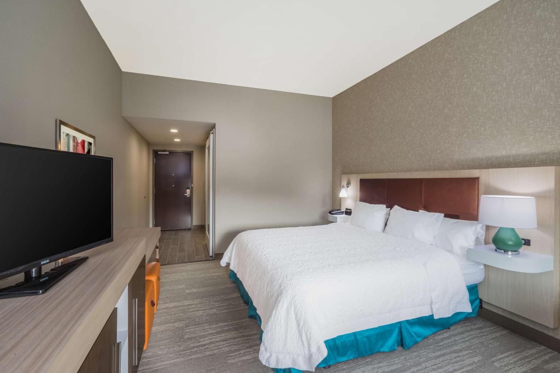 Hampton Inn Newport photo 32