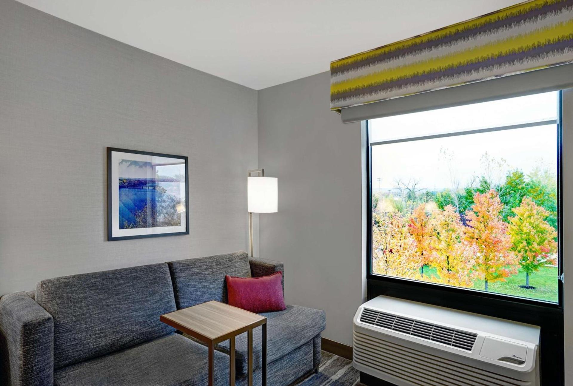 Hampton Inn Utica photo 12