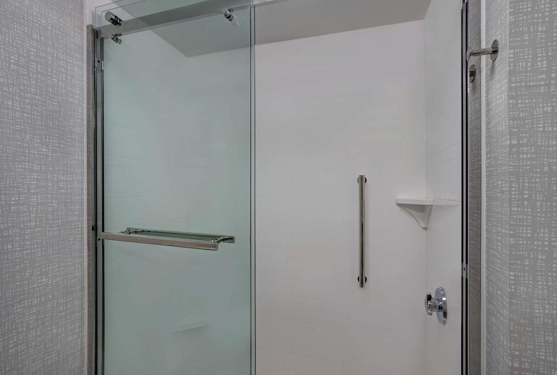 Hampton Inn Utica photo 15