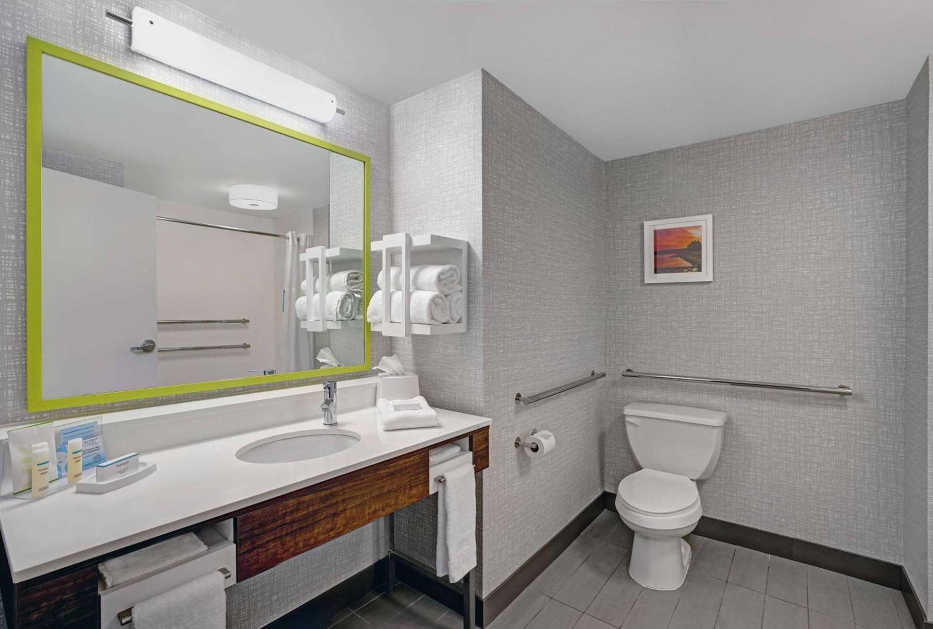 Hampton Inn Utica photo 16