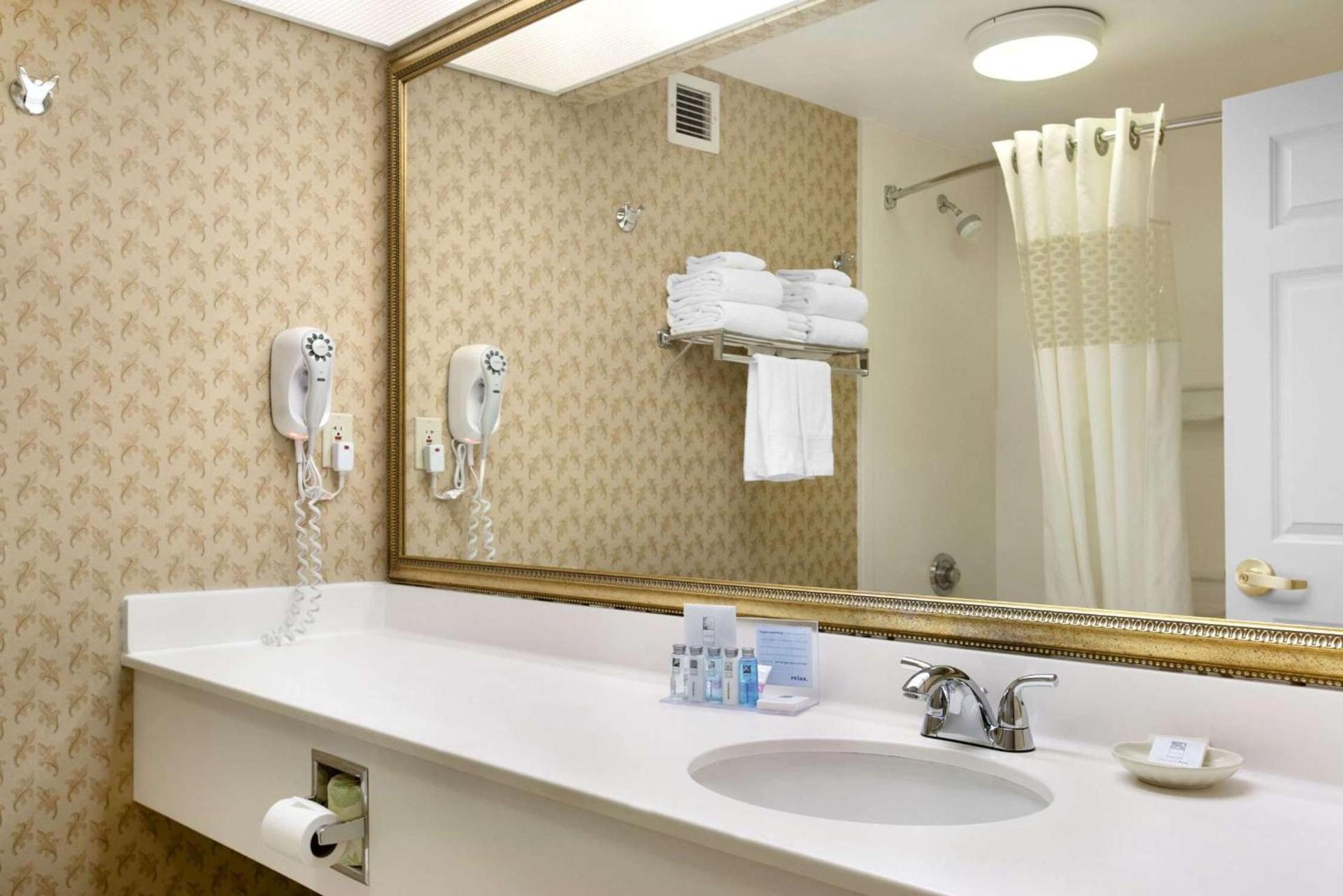 Hampton Inn & Suites Providence-Warwick Airport photo 11