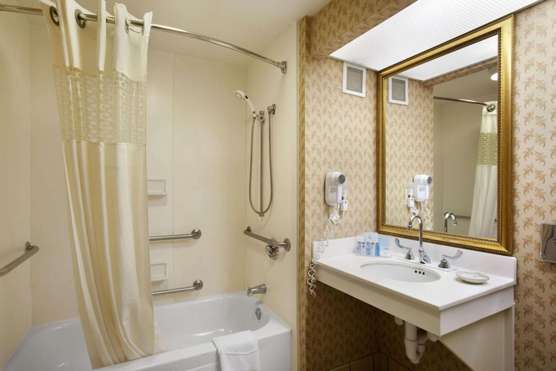 Hampton Inn & Suites Providence-Warwick Airport photo 14