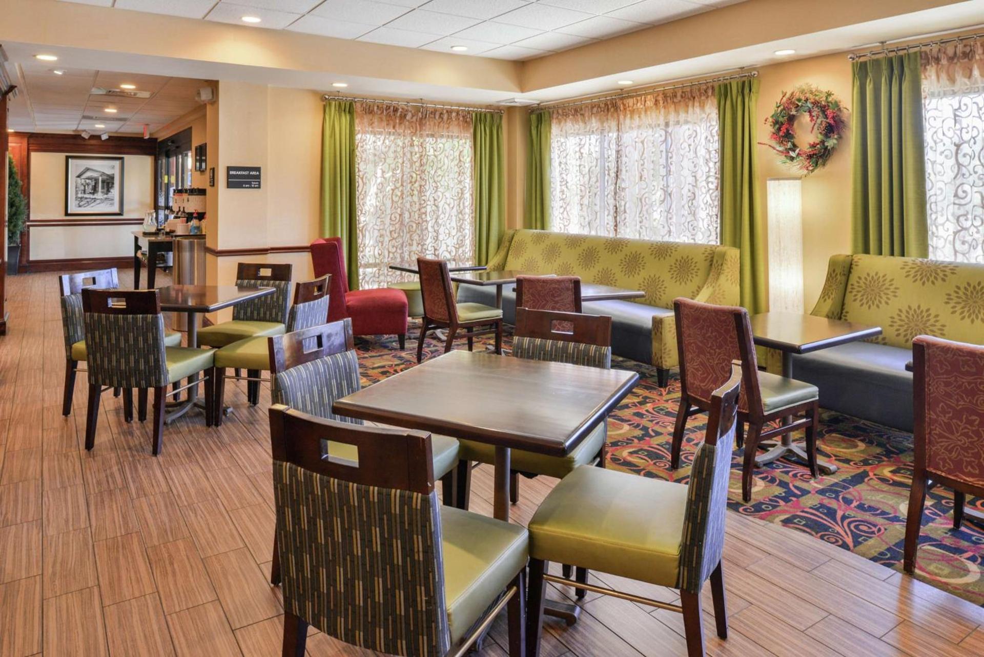 Hampton Inn Waynesboro/Stuarts Draft photo 2