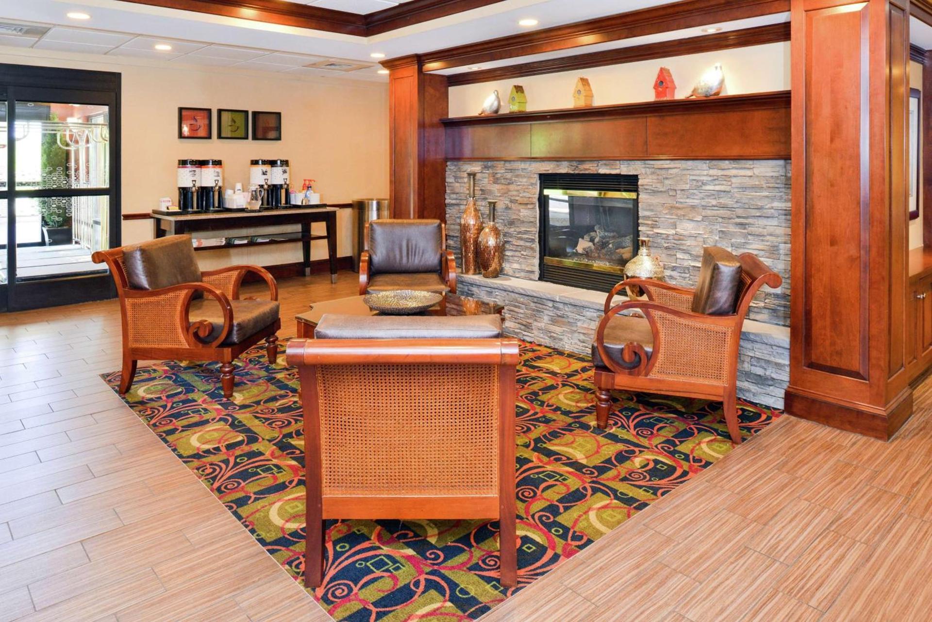 Hampton Inn Waynesboro/Stuarts Draft photo 4
