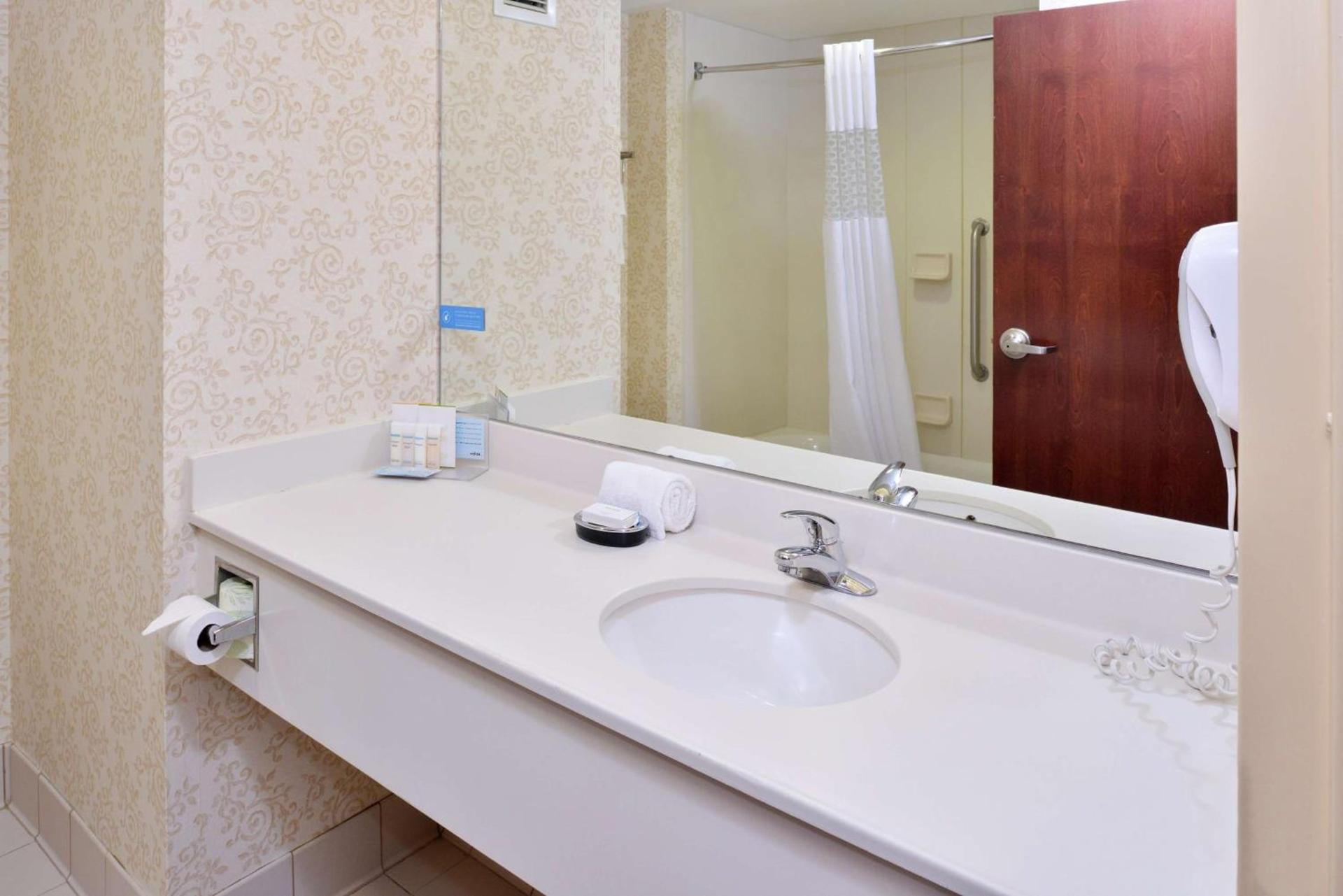 Hampton Inn Waynesboro/Stuarts Draft photo 14