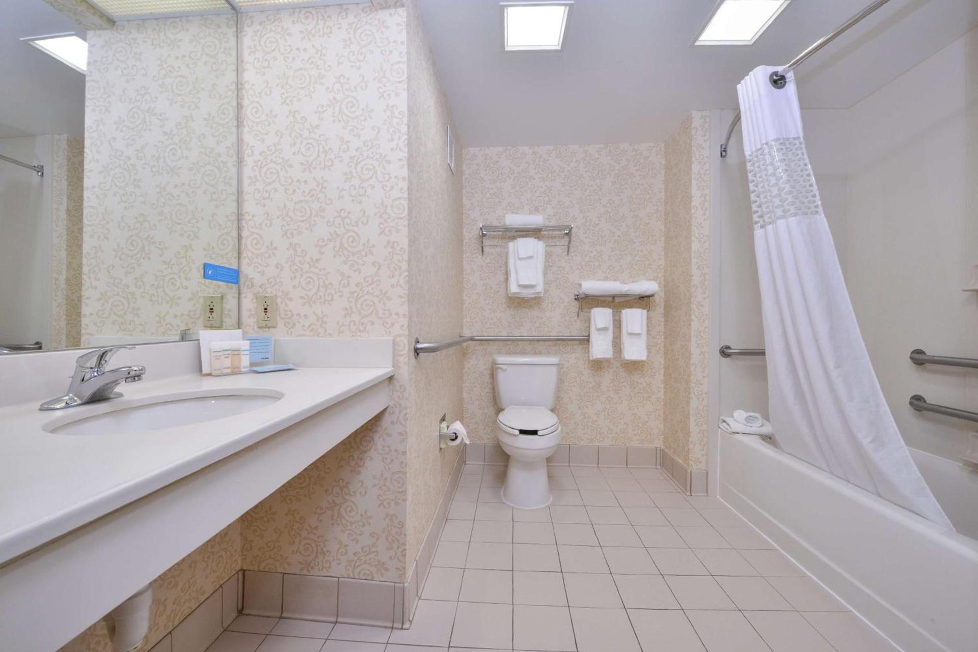 Hampton Inn Waynesboro/Stuarts Draft photo 16