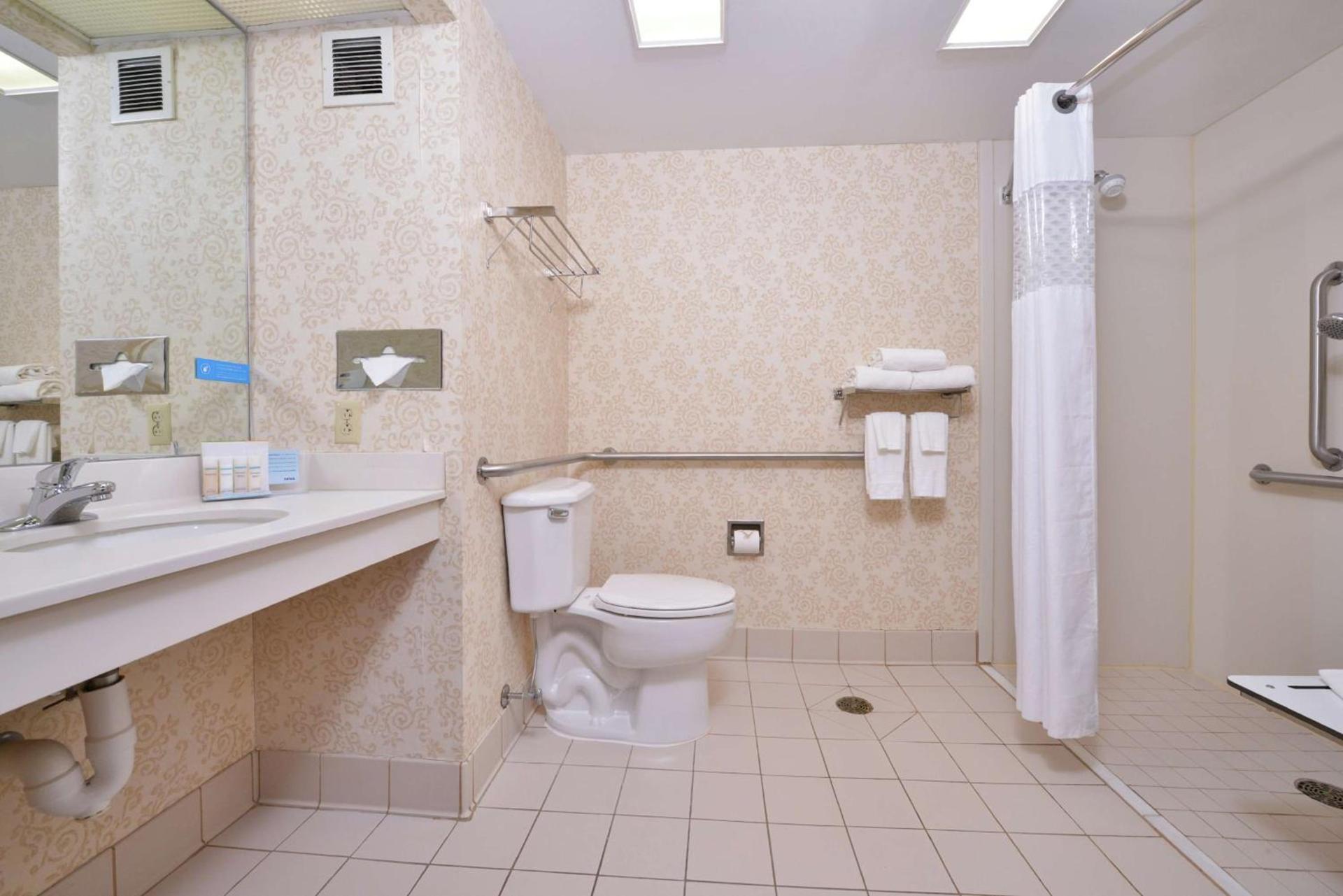 Hampton Inn Waynesboro/Stuarts Draft photo 20