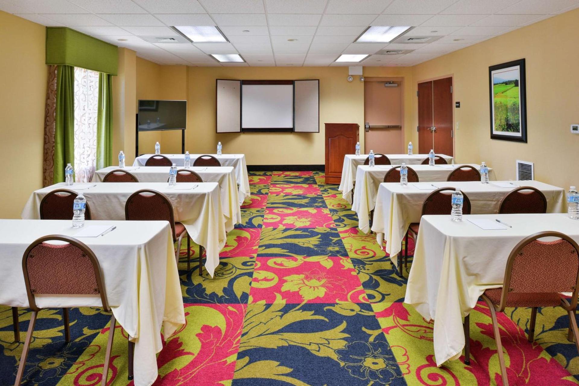 Hampton Inn Waynesboro/Stuarts Draft photo 25