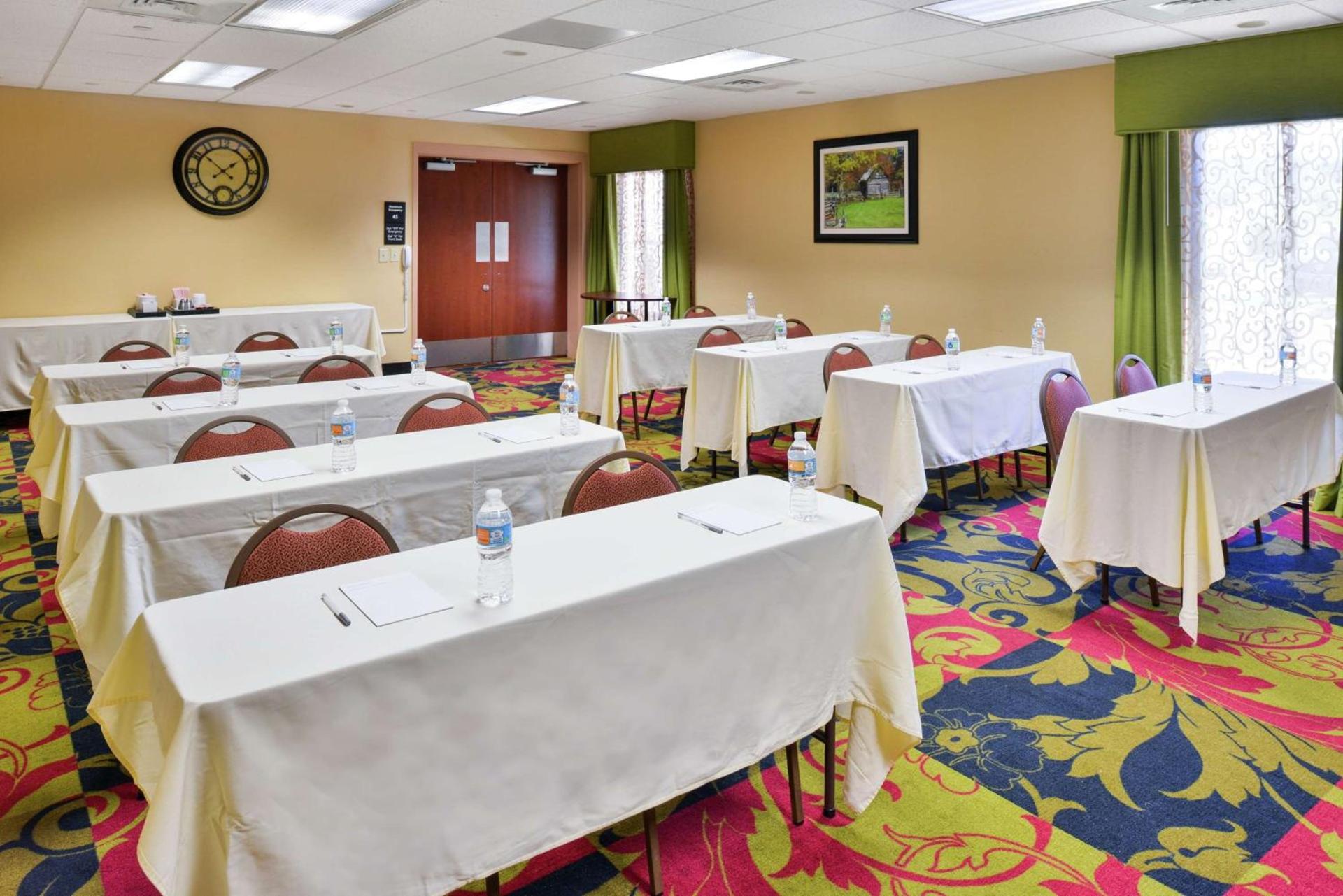 Hampton Inn Waynesboro/Stuarts Draft photo 26