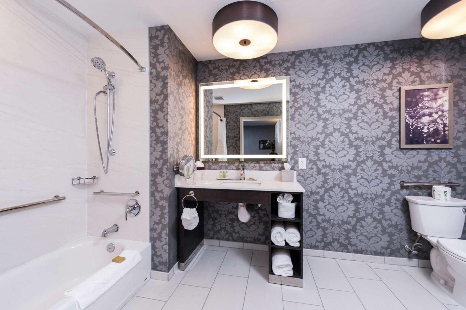 DoubleTree by Hilton Utica photo 41