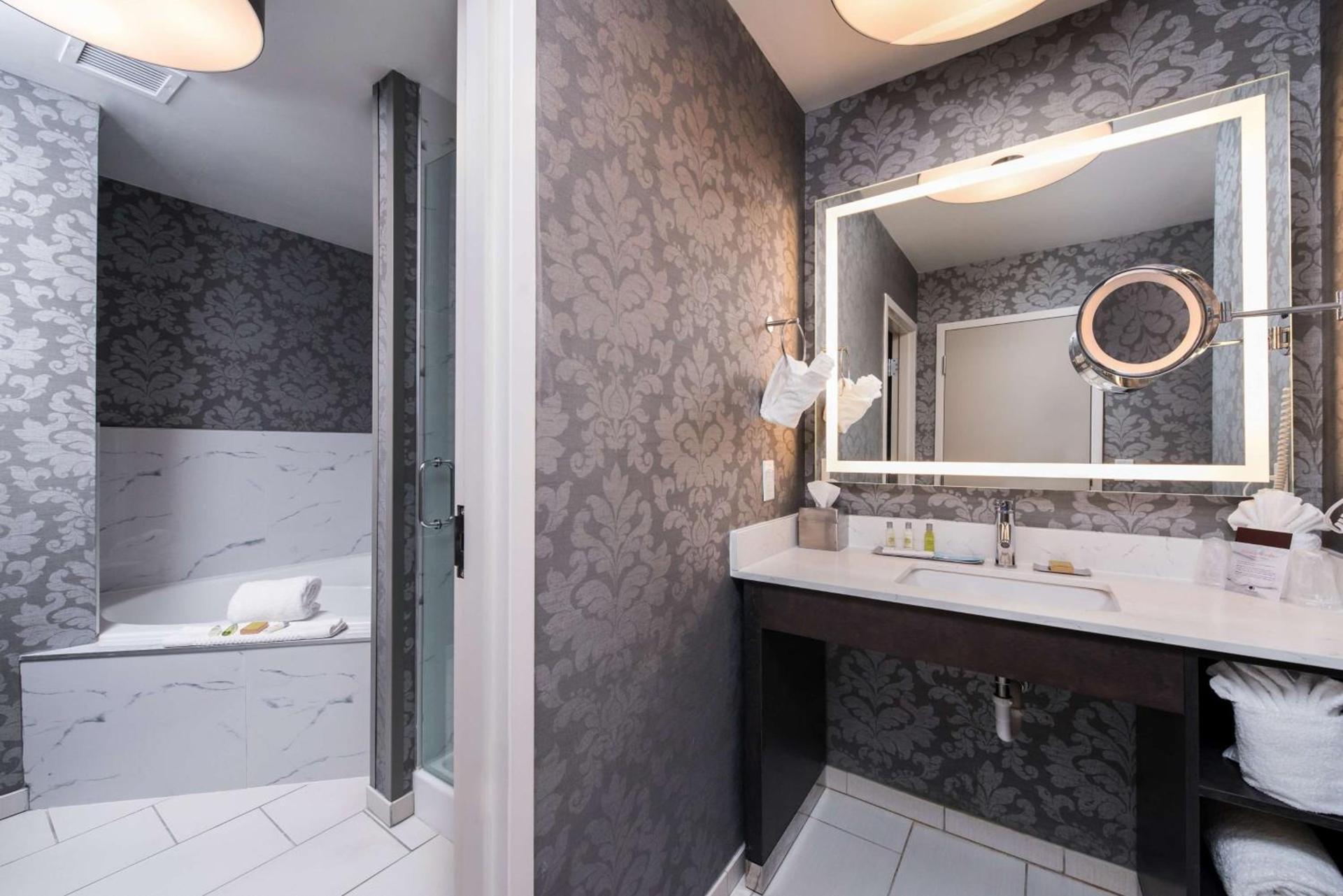 DoubleTree by Hilton Utica photo 52