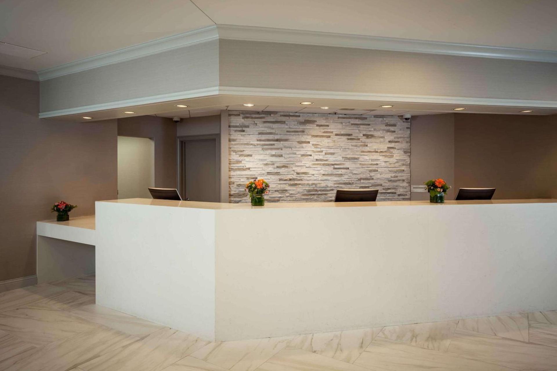 Hilton Suites Brentwood photo 6