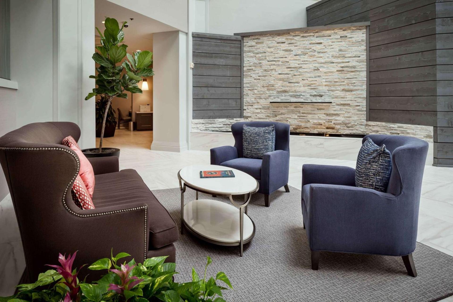Hilton Suites Brentwood photo 9