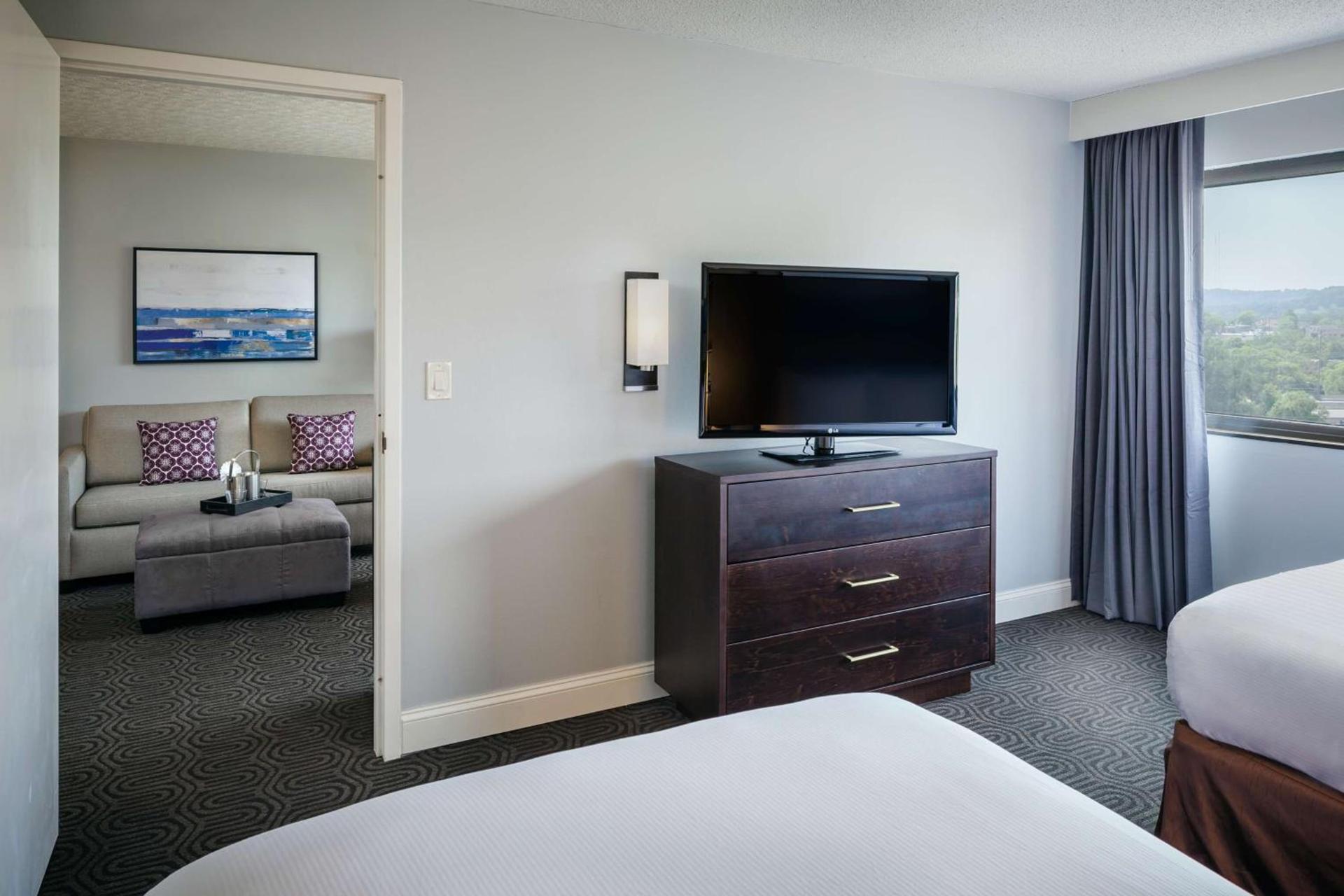 Hilton Suites Brentwood photo 39