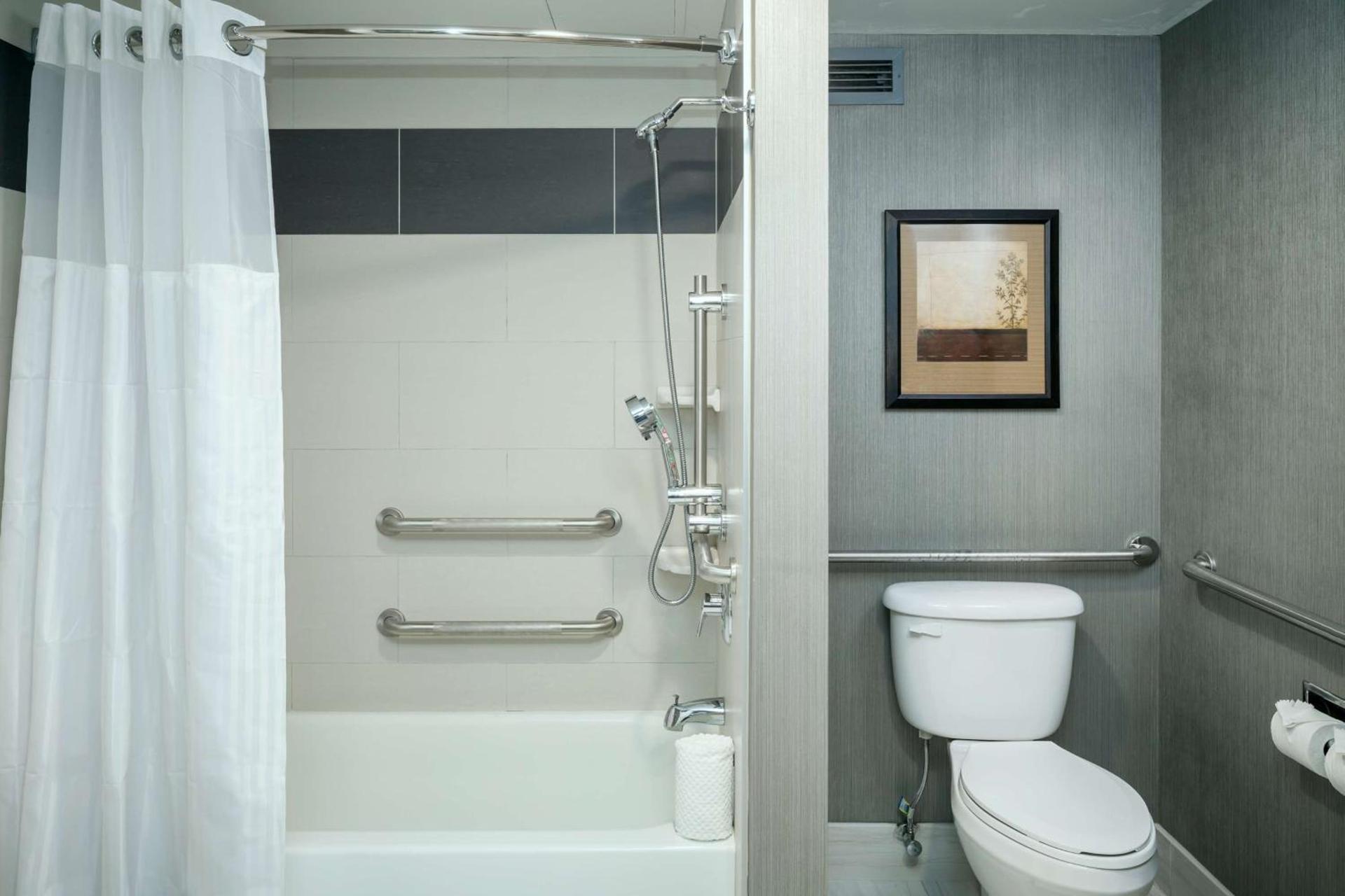 Hilton Suites Brentwood photo 42