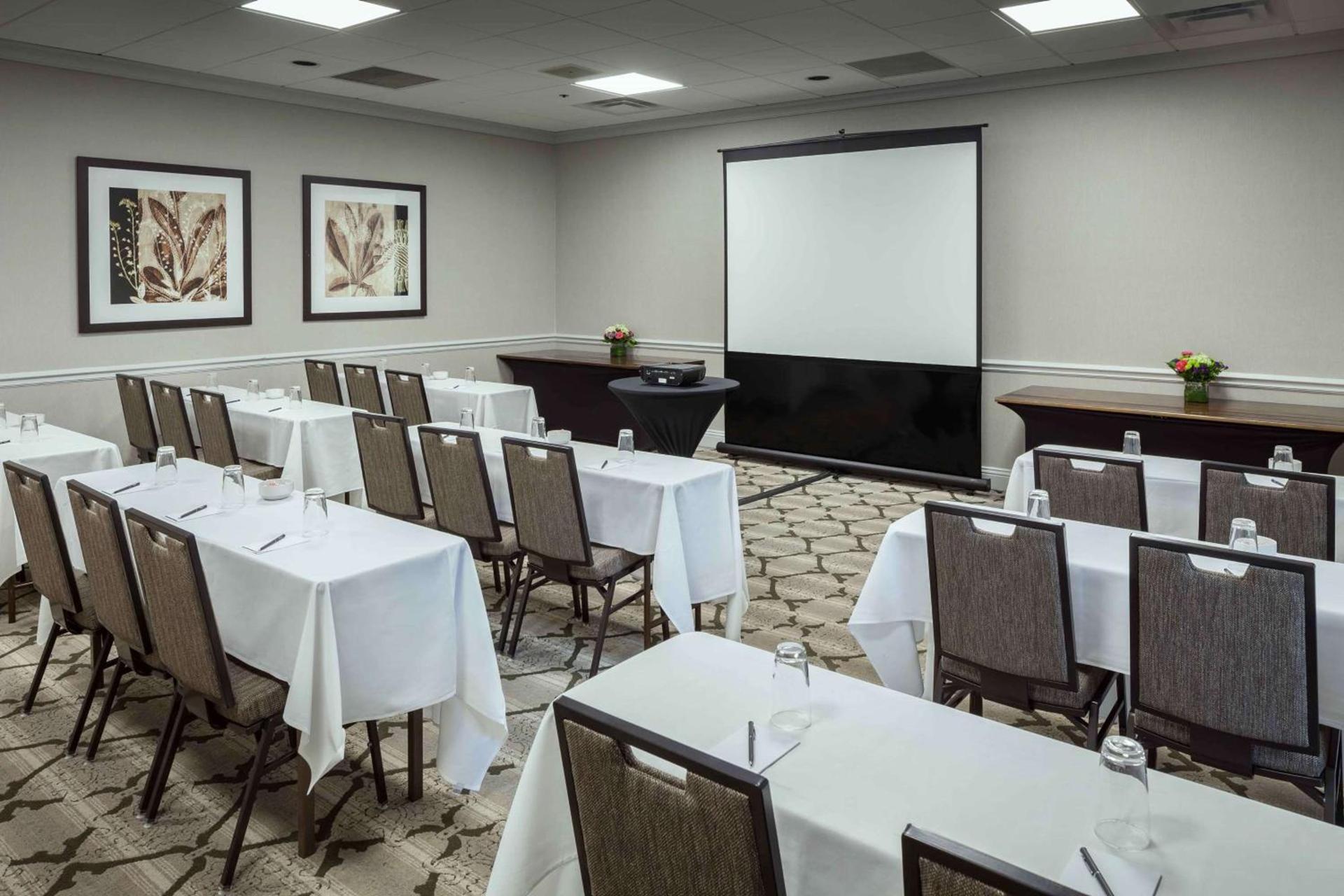 Hilton Suites Brentwood photo 60