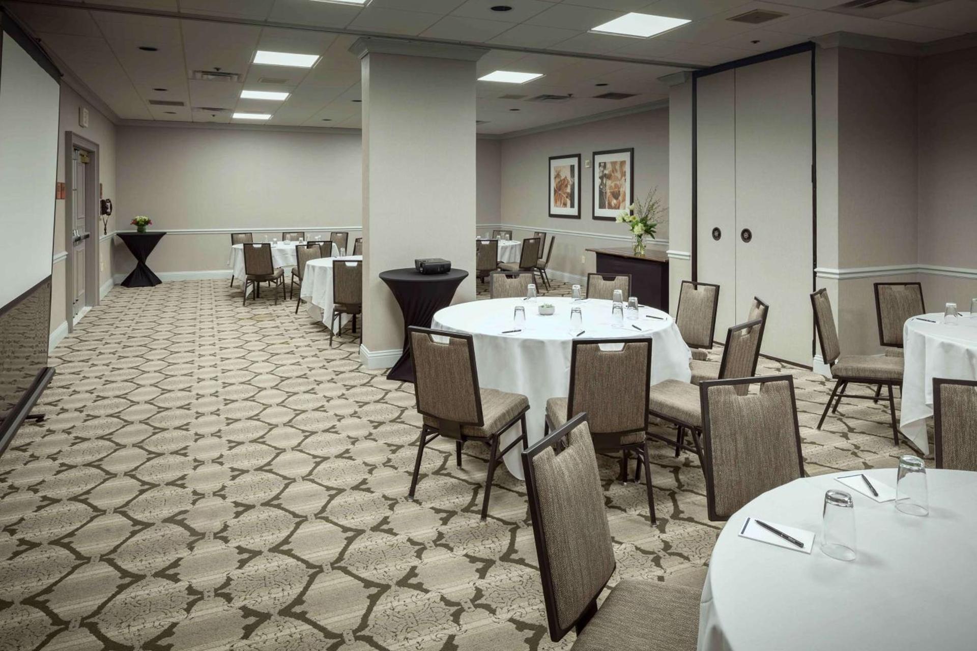 Hilton Suites Brentwood photo 59