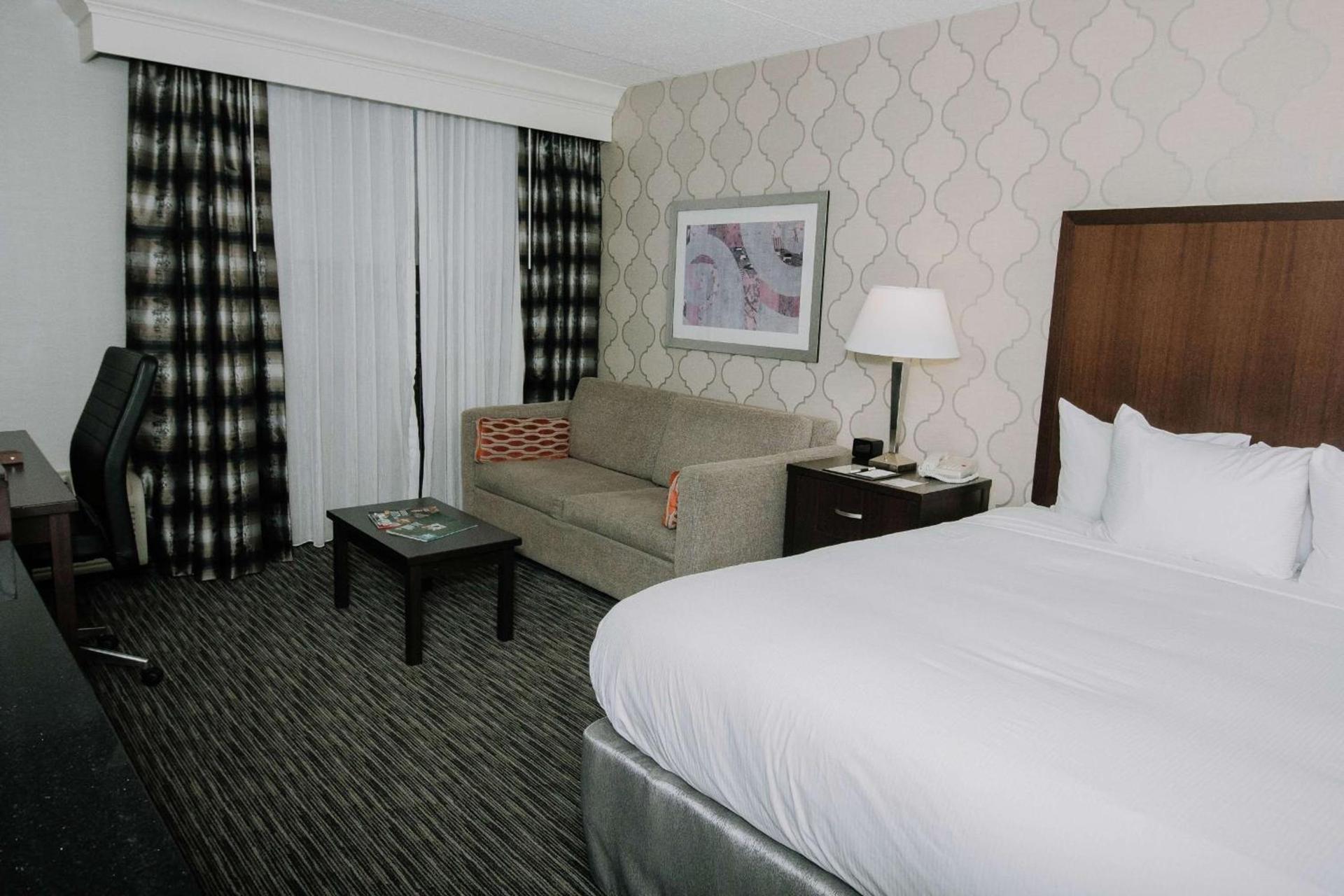 DoubleTree by Hilton Dearborn photo 14